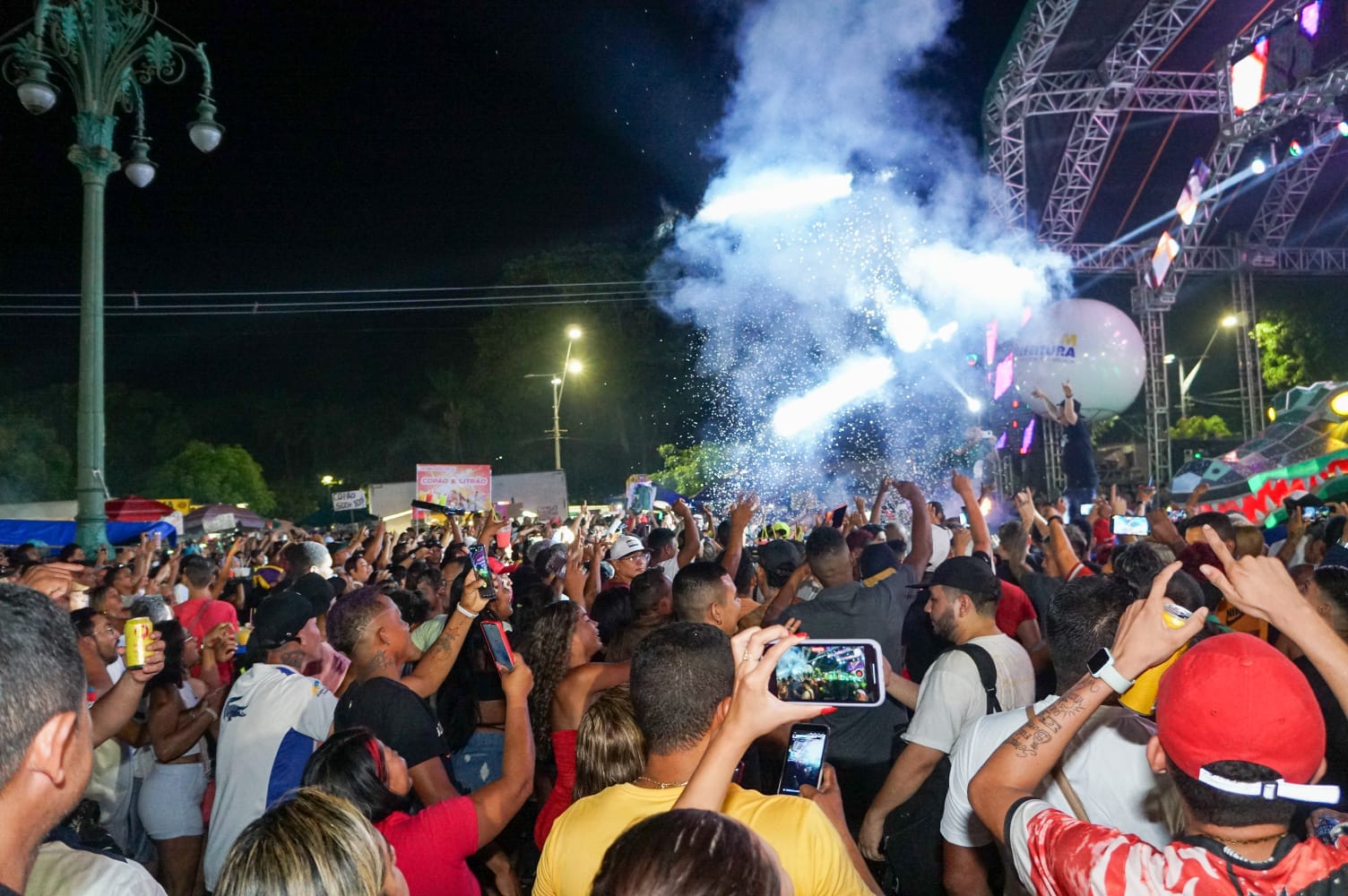 Multidão prestigia shows de Viviane Batidão e Crocodilo no encerramento do aniversário de Belém