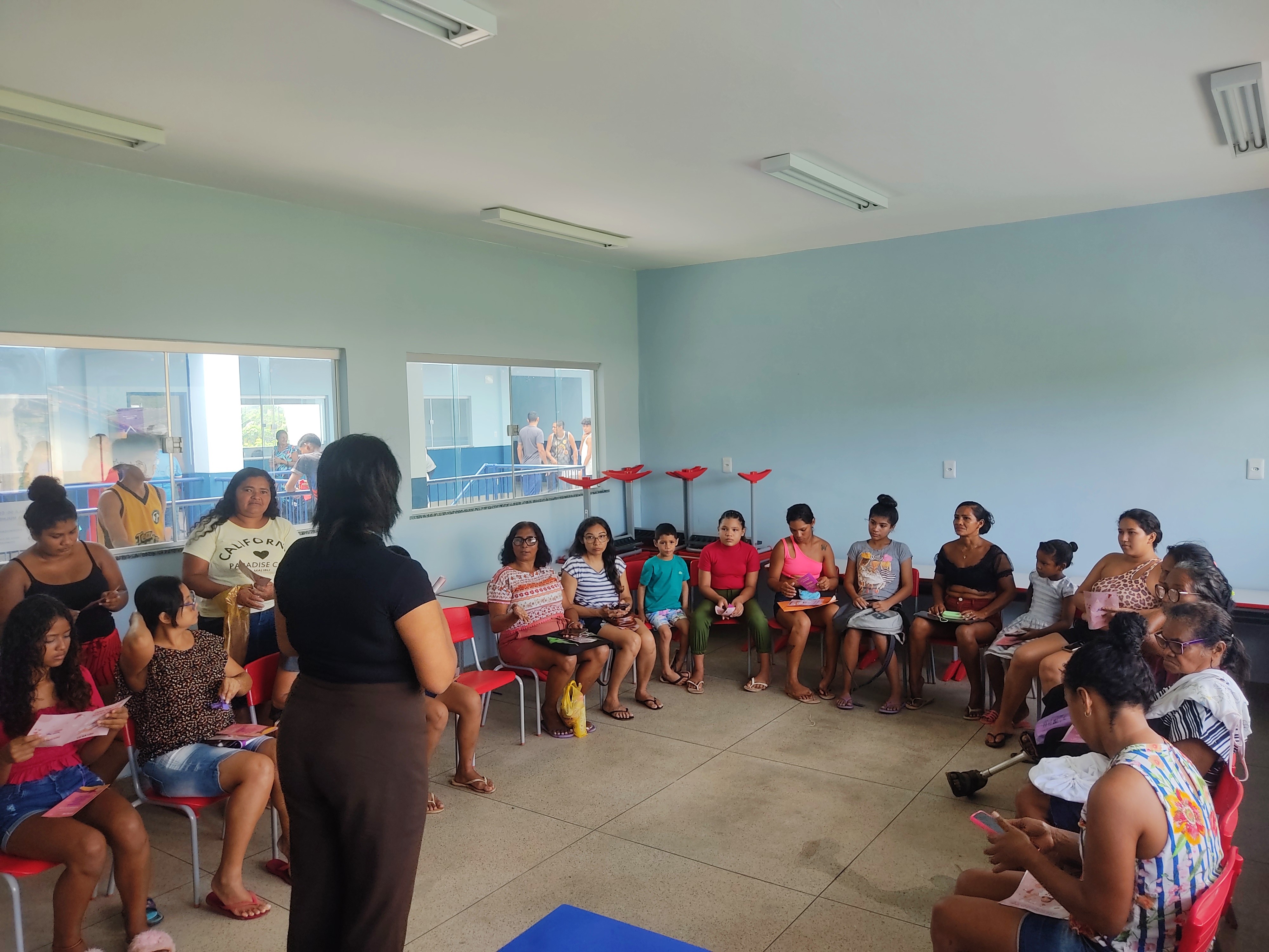 Ação da Prefeitura promove roda de conversa e entrega de absorventes no bairro Águas Lindas