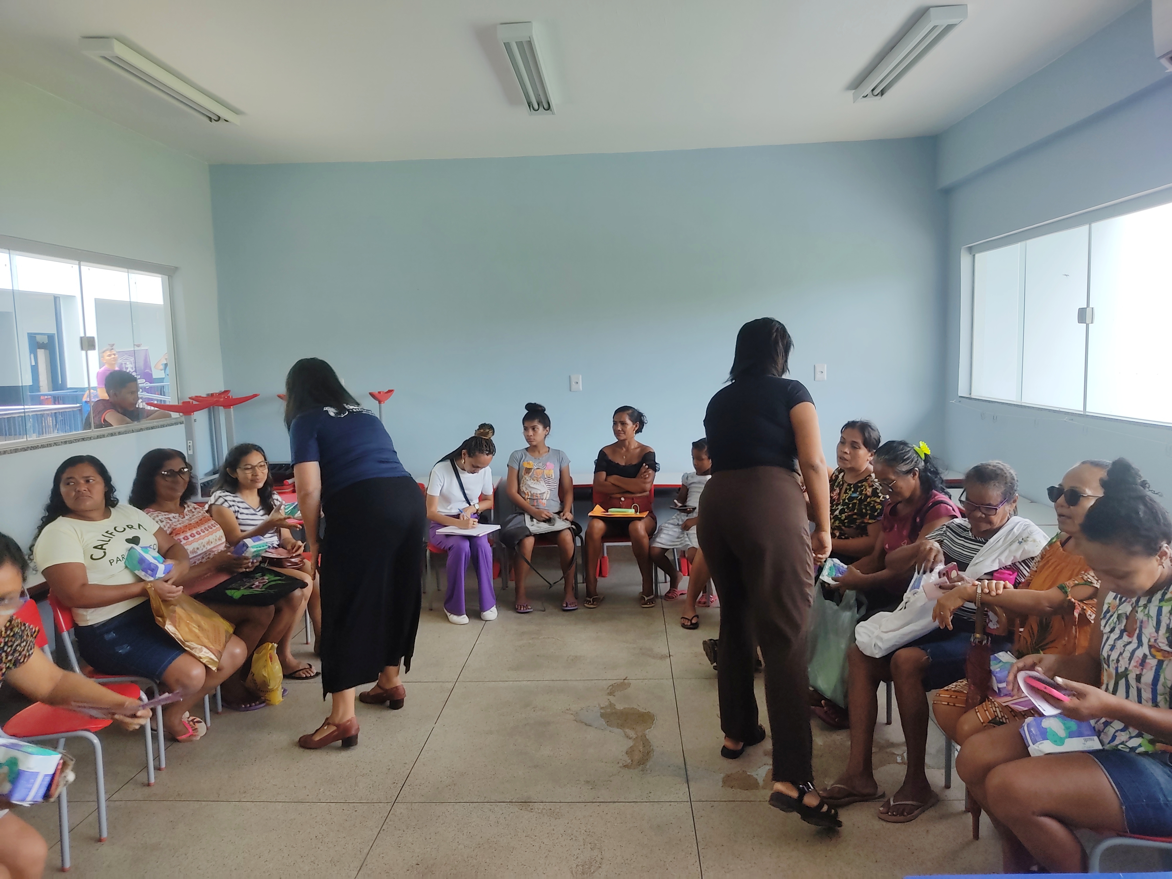 Ação da Prefeitura promove roda de conversa e entrega de absorventes no bairro Águas Lindas