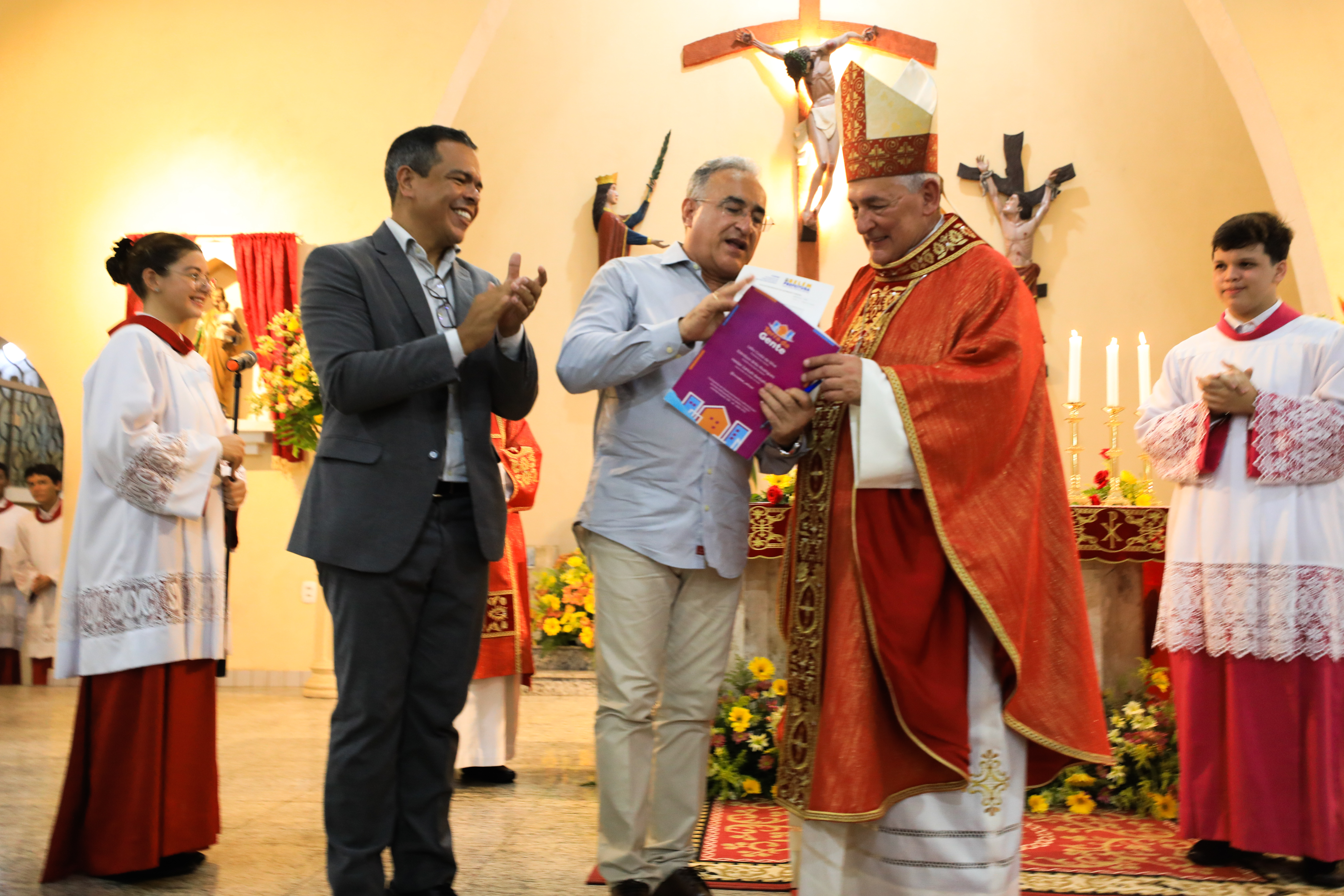 Prefeitura entrega título definitivo de propriedade da paróquia de São Sebastião à Arquidiocese de Belém