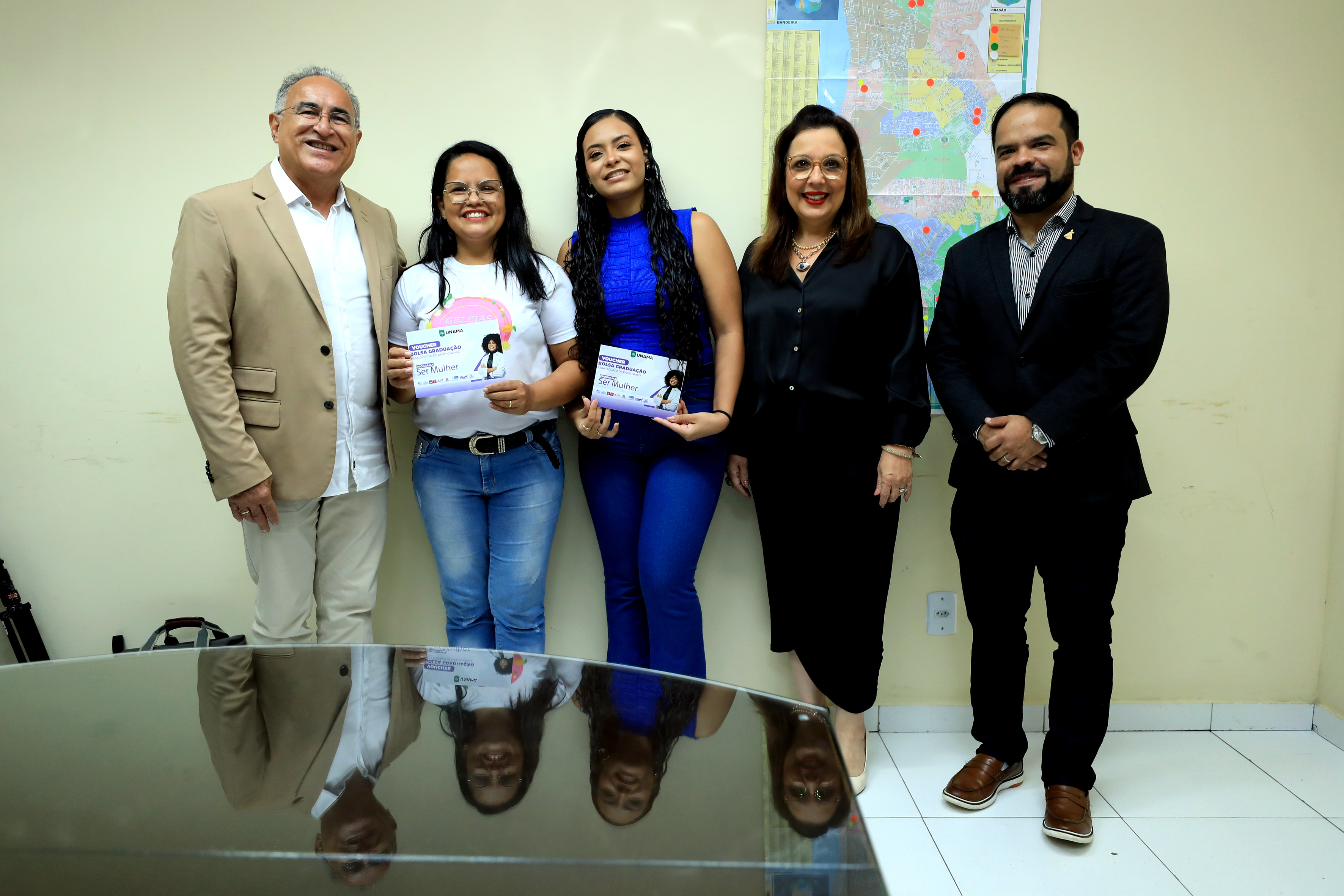 Prefeitura de Belém e Unama entregam bolsas integrais de ensino a mulheres atendidas em programas municipais
