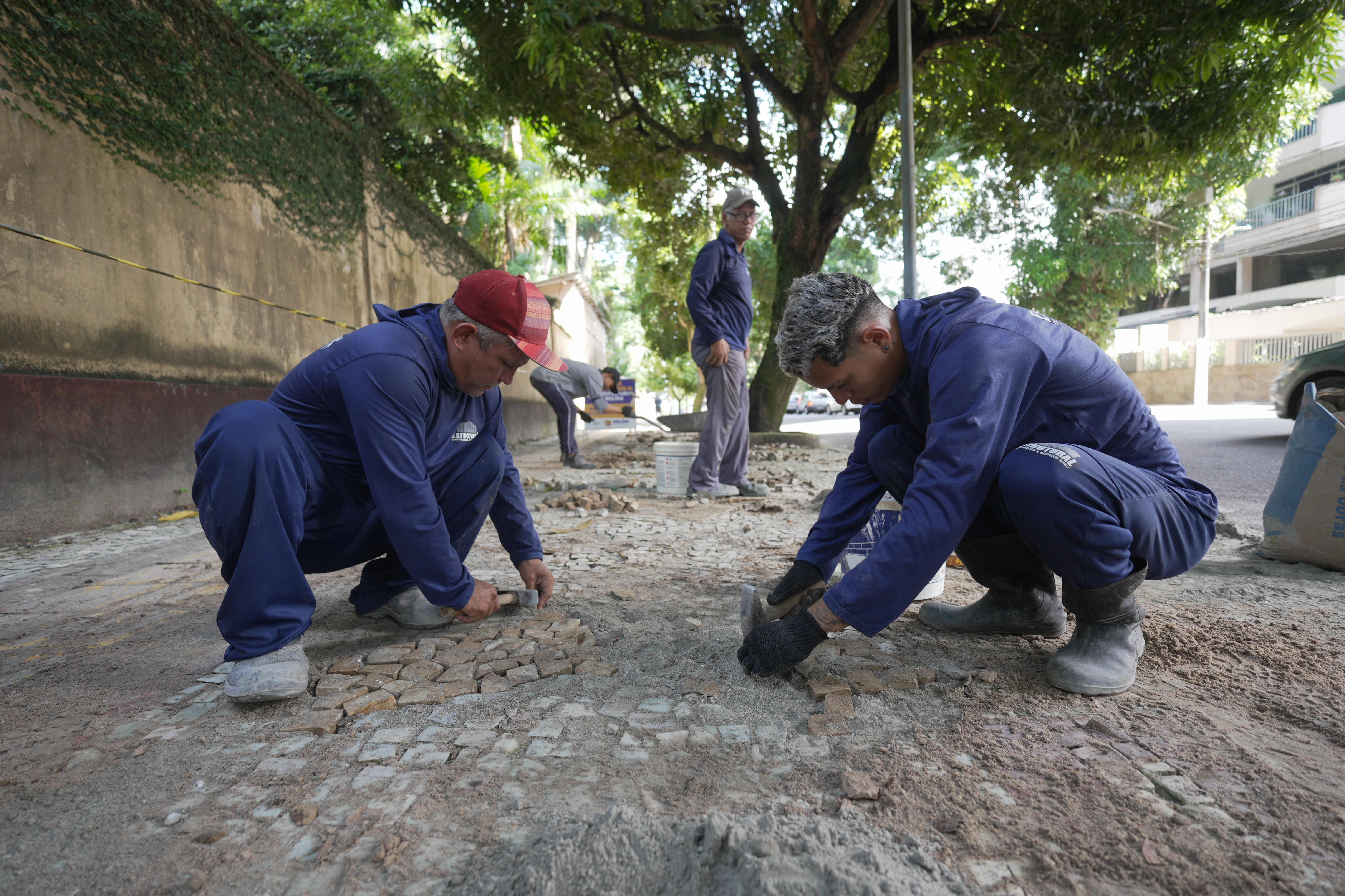 Calçamento em pedra portuguesa do Museu Emílio Goeldi passa por manutenção da Prefeitura de Belém