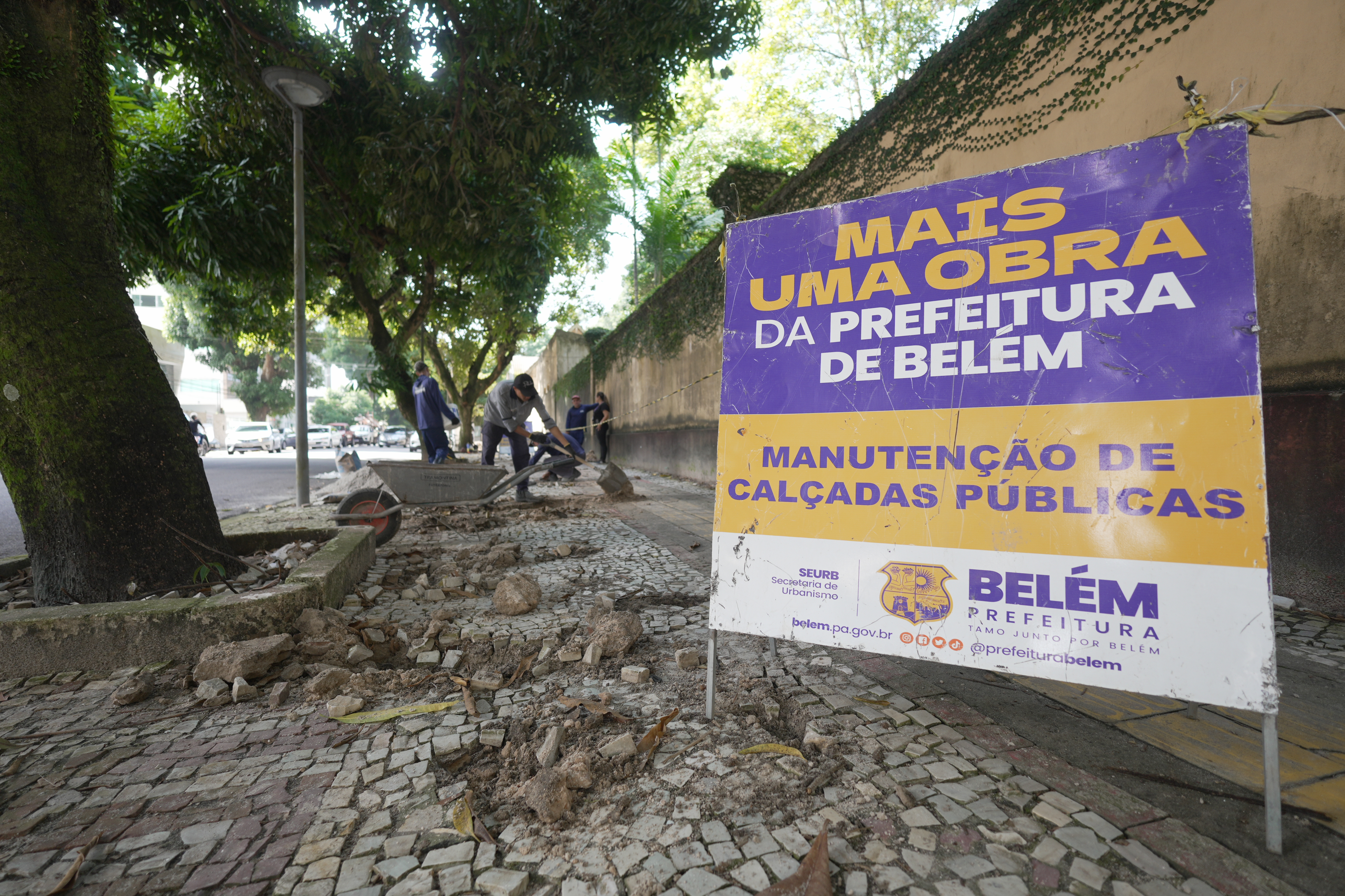 Calçamento em pedra portuguesa do Museu Emílio Goeldi passa por manutenção da Prefeitura de Belém
