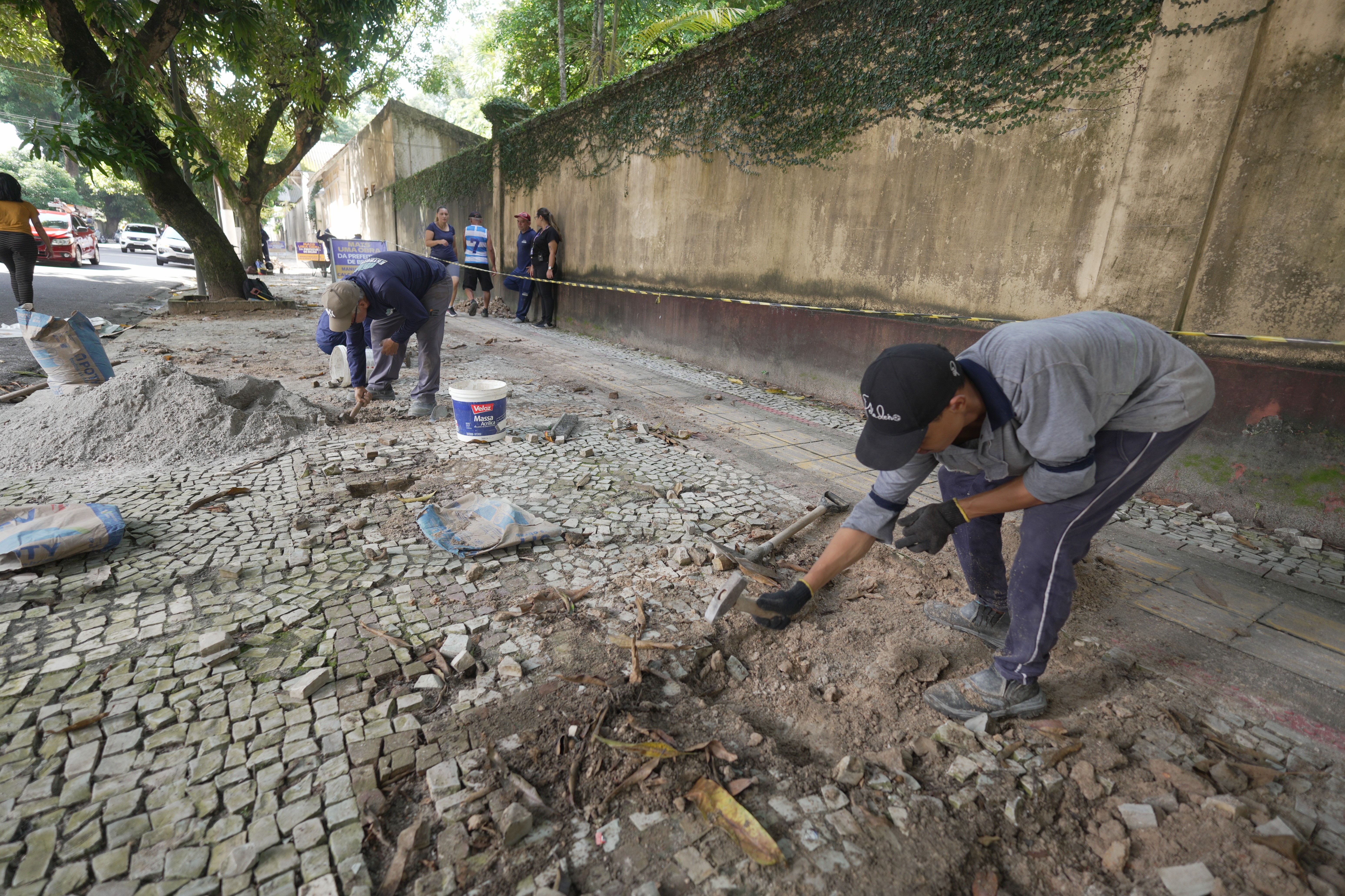 Calçamento em pedra portuguesa do Museu Emílio Goeldi passa por manutenção da Prefeitura de Belém