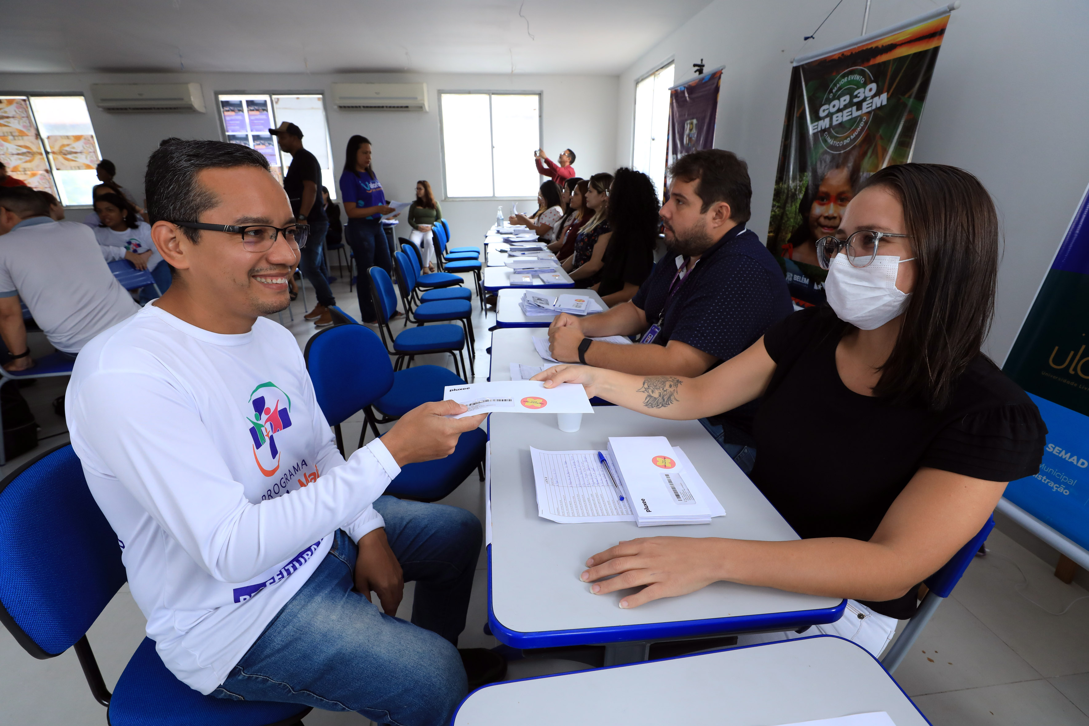 Prefeitura mantém antecipação de 40% do 13º salário e conclui habilitação de convocados da Semec