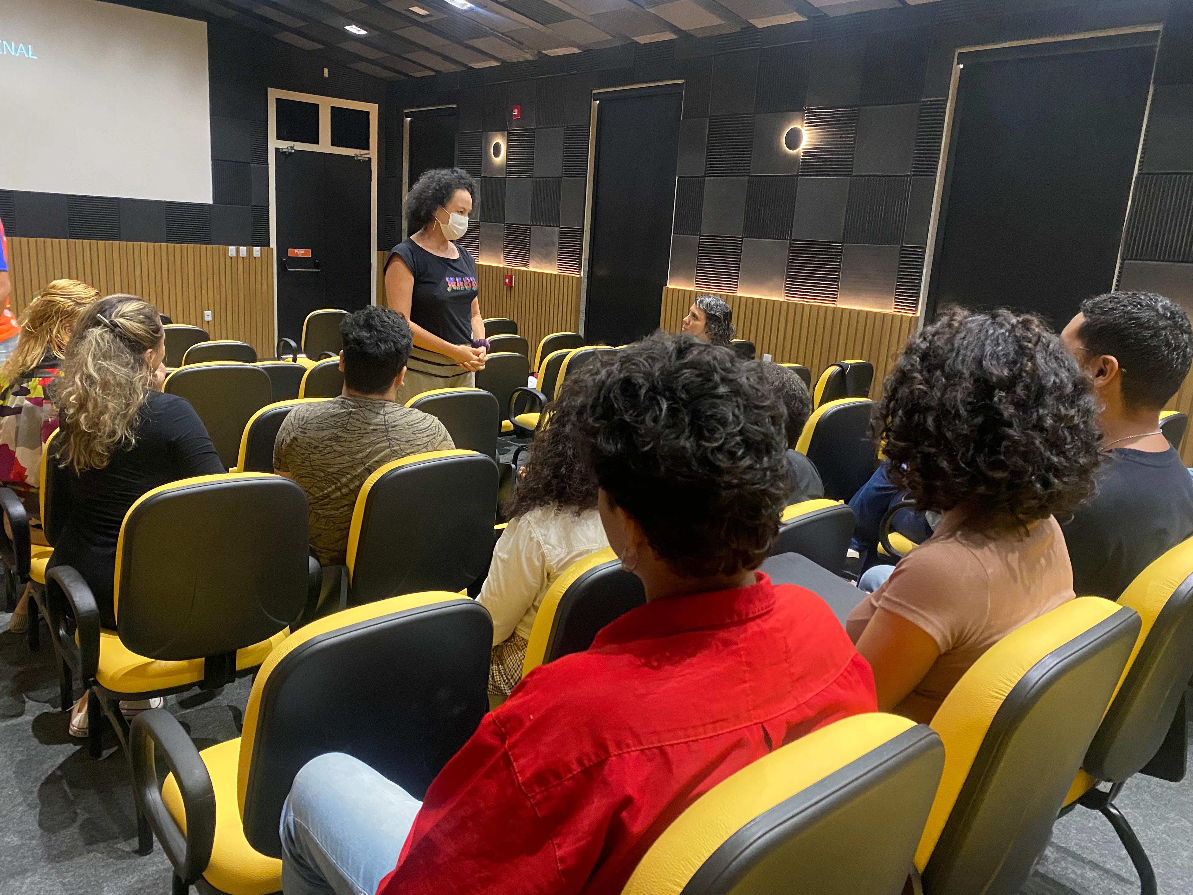 Escola de Artes apresenta sessão de cinema para operários do Palacete Pinho