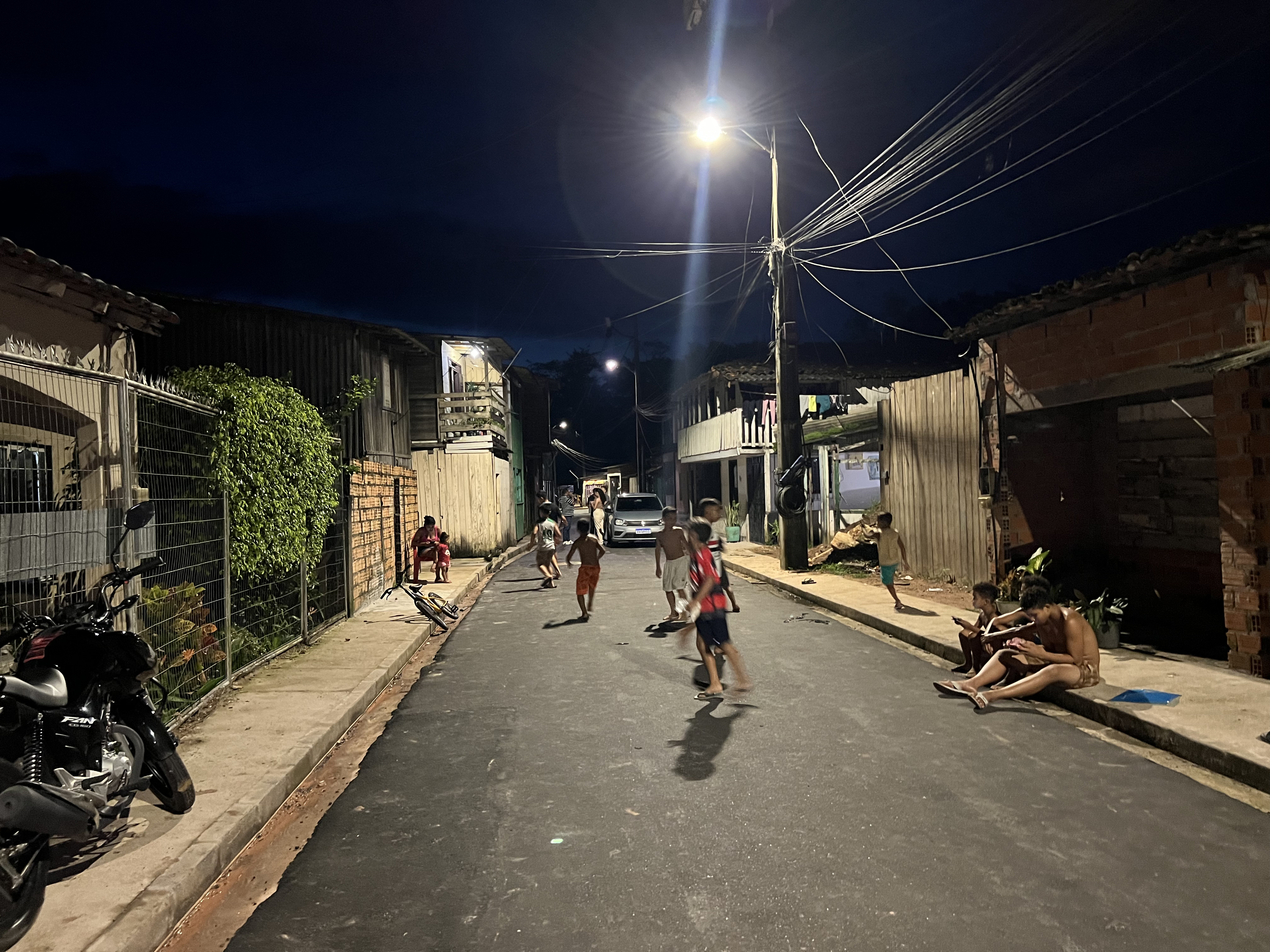 Ruas do bairro da Pratinha estão com iluminação pública totalmente modernizada