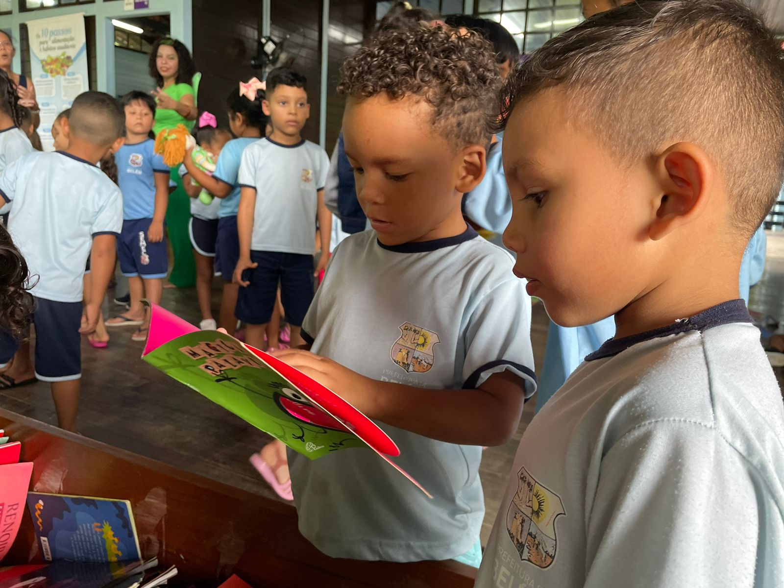 Dia Nacional do Livro Infantil é celebrado com entusiasmo em escola de educação do campo na Ilha do Combu