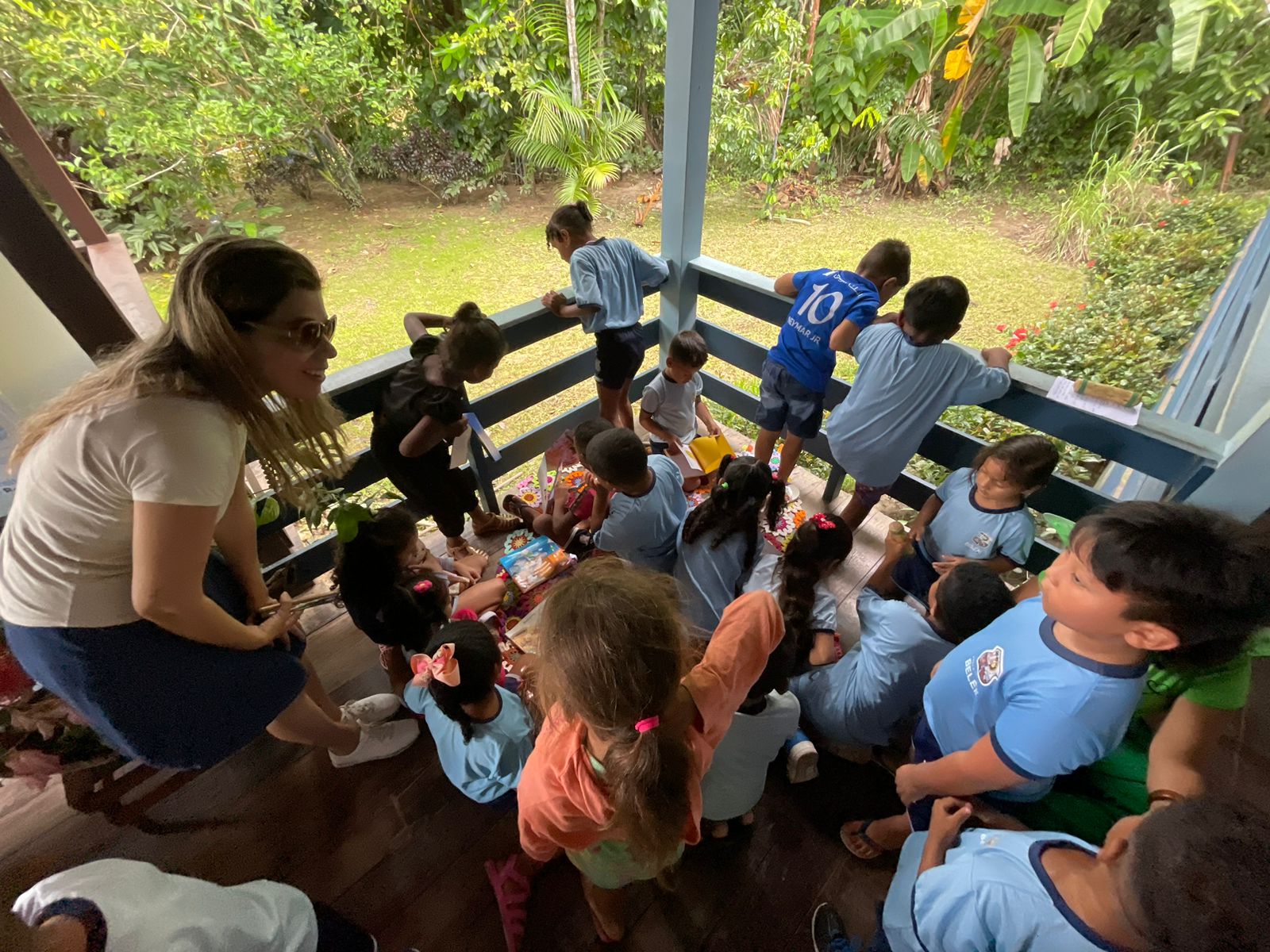 Dia Nacional do Livro Infantil é celebrado com entusiasmo em escola de educação do campo na Ilha do Combu
