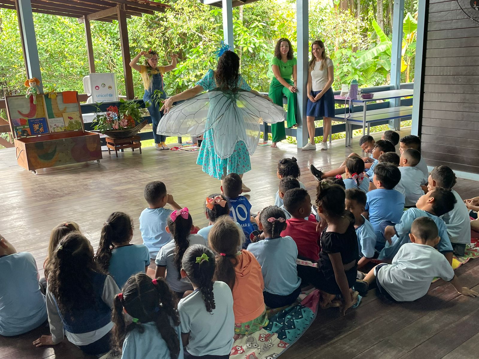 Dia Nacional do Livro Infantil é celebrado com entusiasmo em escola de educação do campo na Ilha do Combu