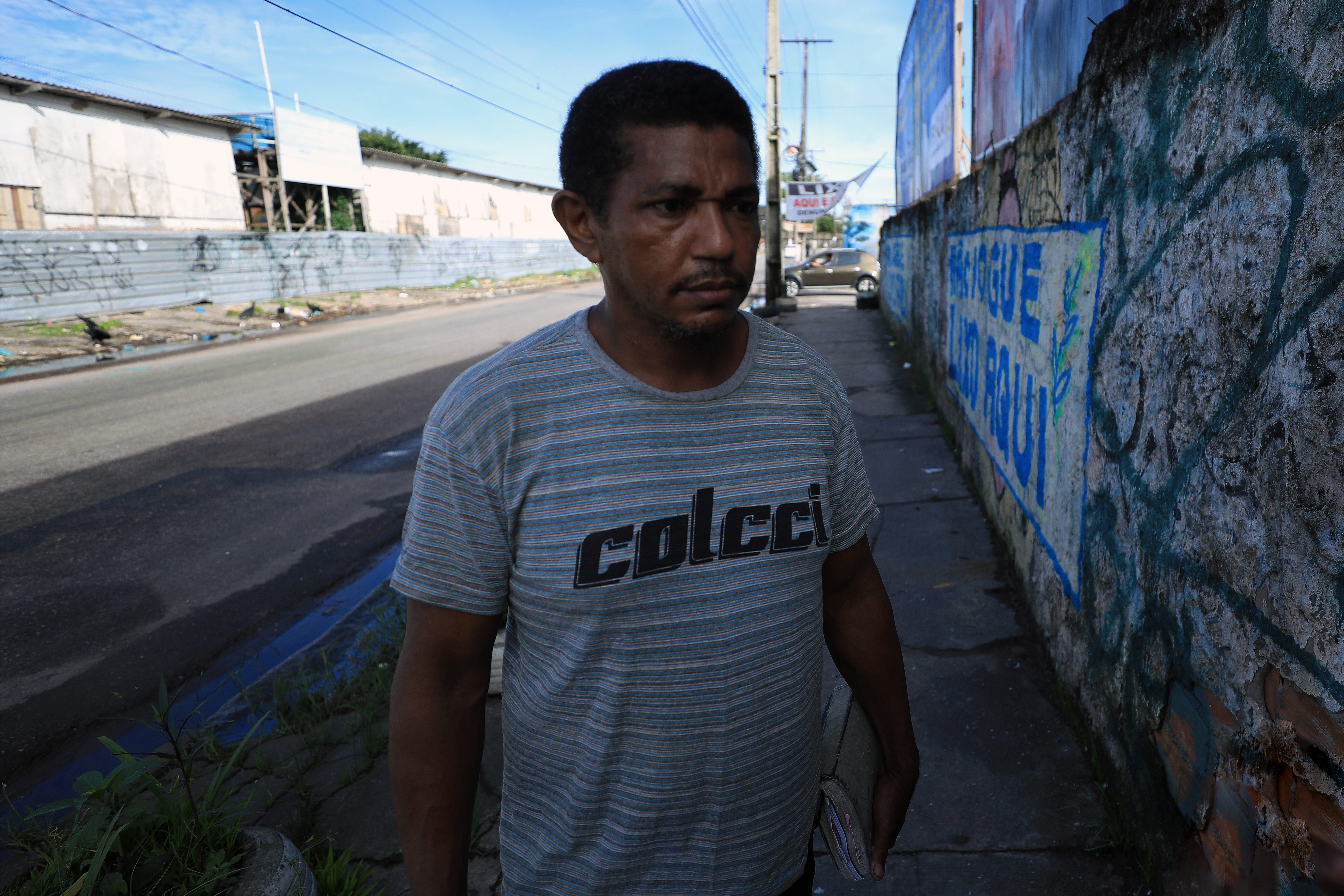 Moradores de Belém acompanham a limpeza da cidade realizada em caráter excepcional neste domingo, 21