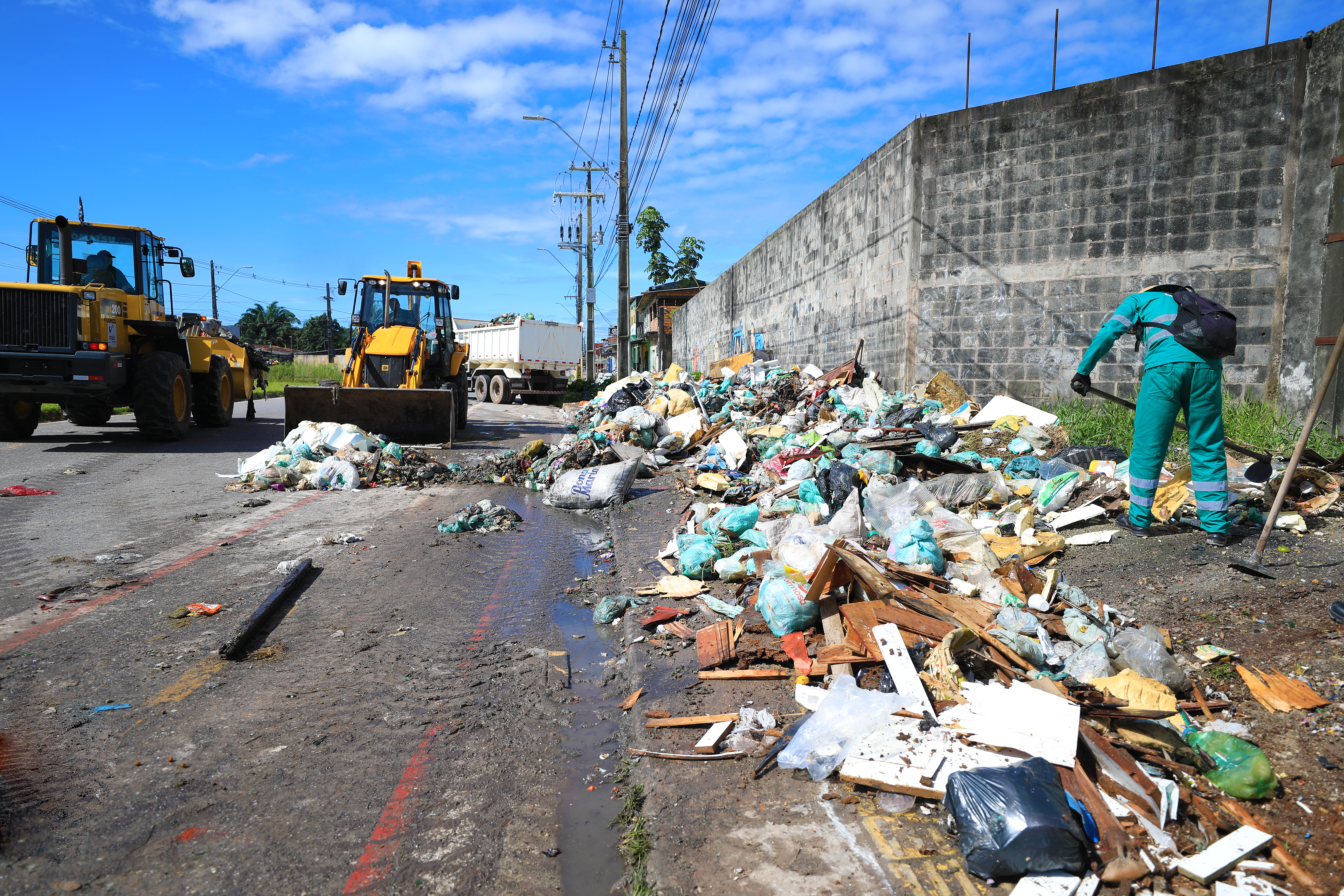 Moradores de Belém acompanham a limpeza da cidade realizada em caráter excepcional neste domingo, 21