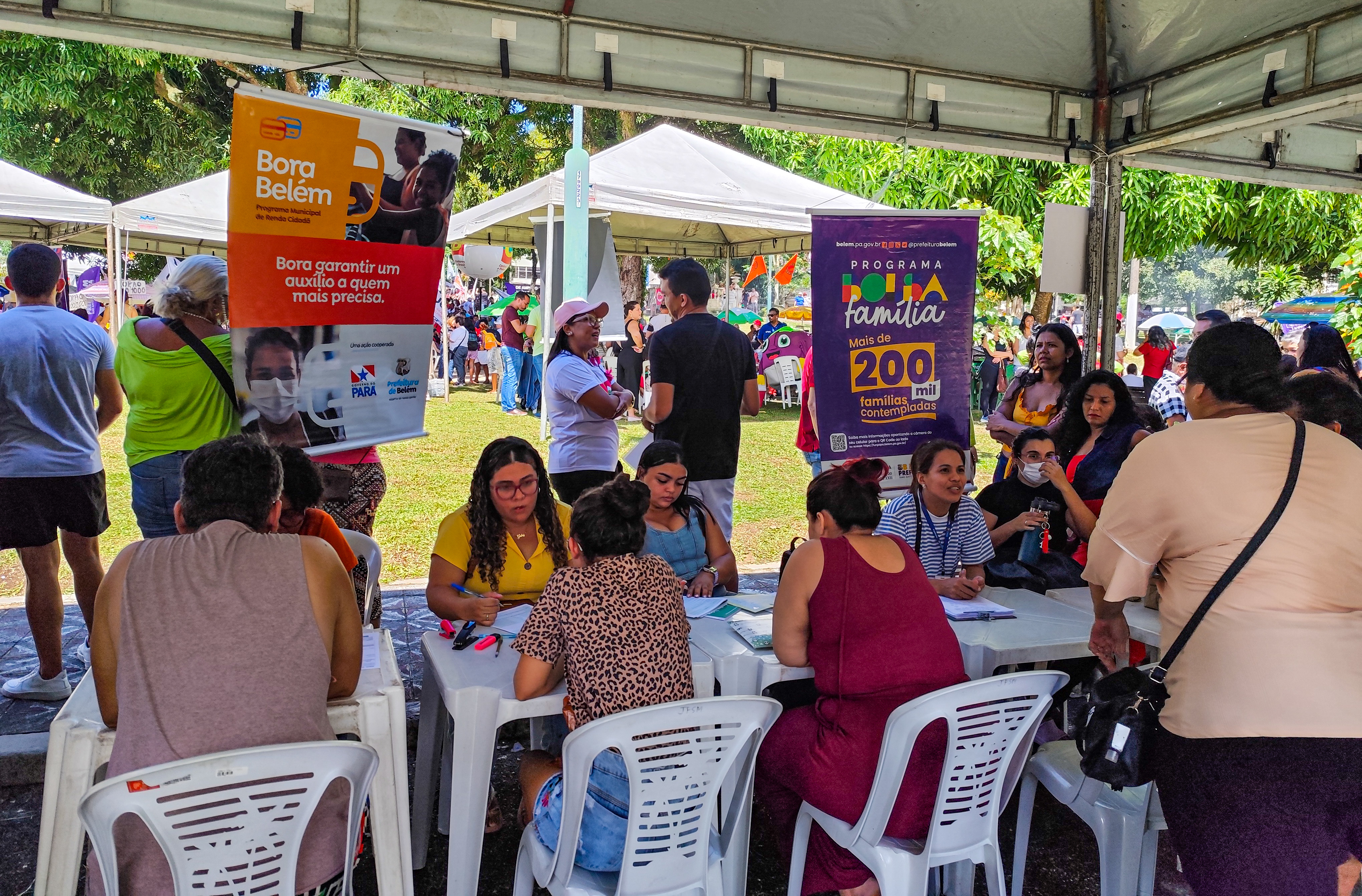 Trabalhadores reivindicam um Brasil mais justo em ato com serviços públicos e cultura na Praça da República
