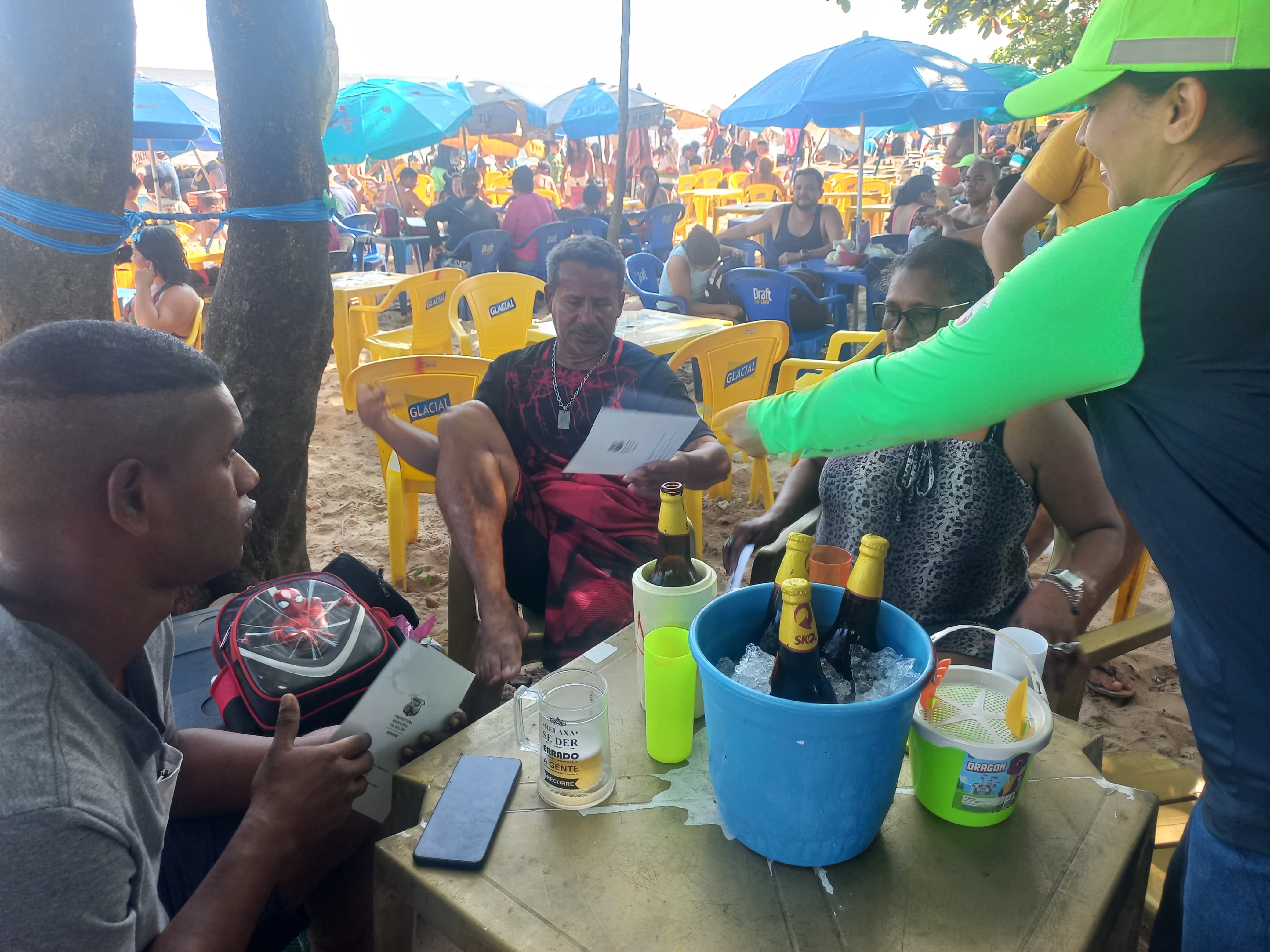 Ação de educação para o trânsito da Prefeitura realiza 800 abordagens em praias do Outeiro, neste domingo, 21