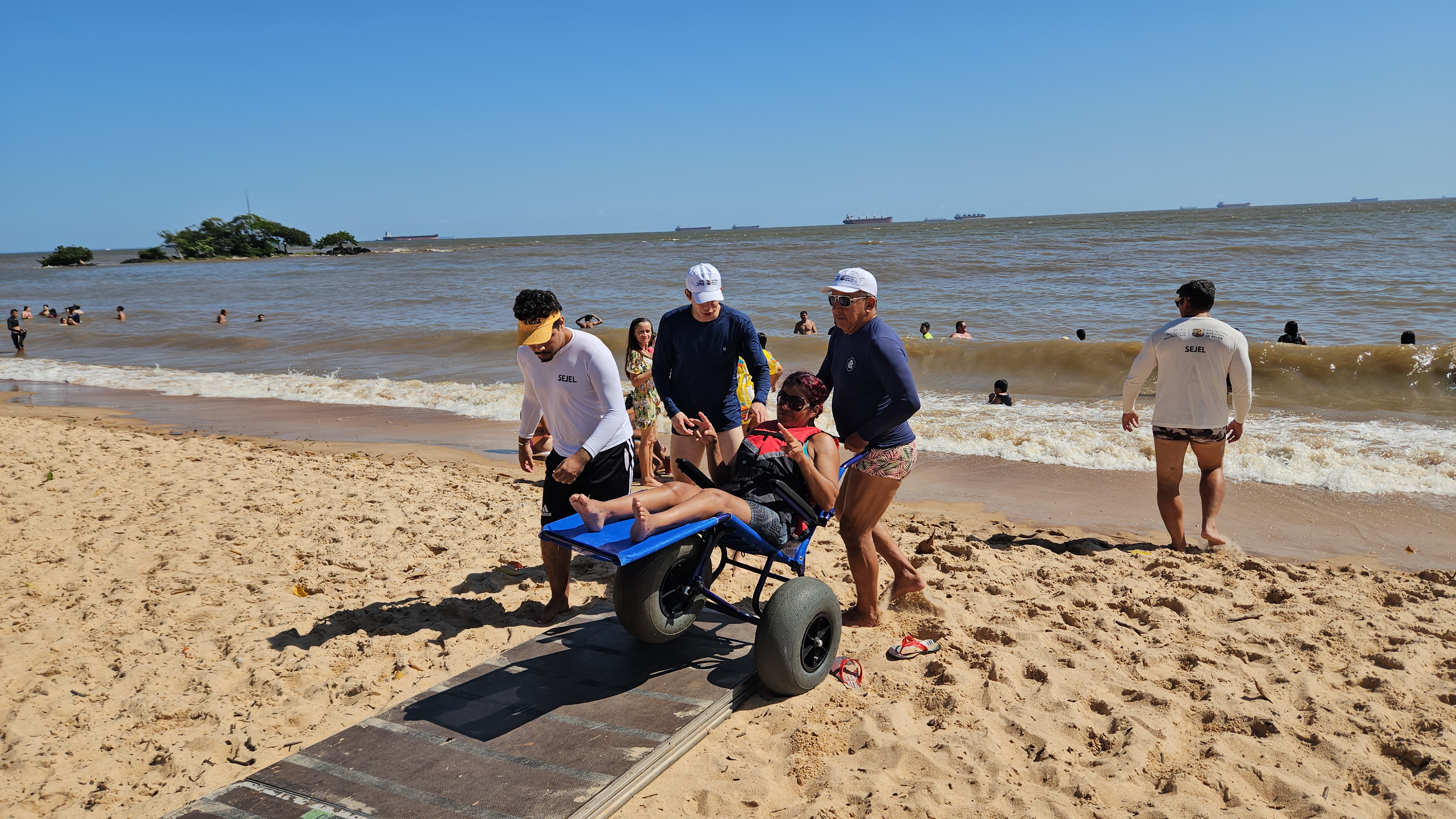 Banho Acessível realizado pela Prefeitura de Belém promove alegria para pessoas com deficiência em Mosqueiro