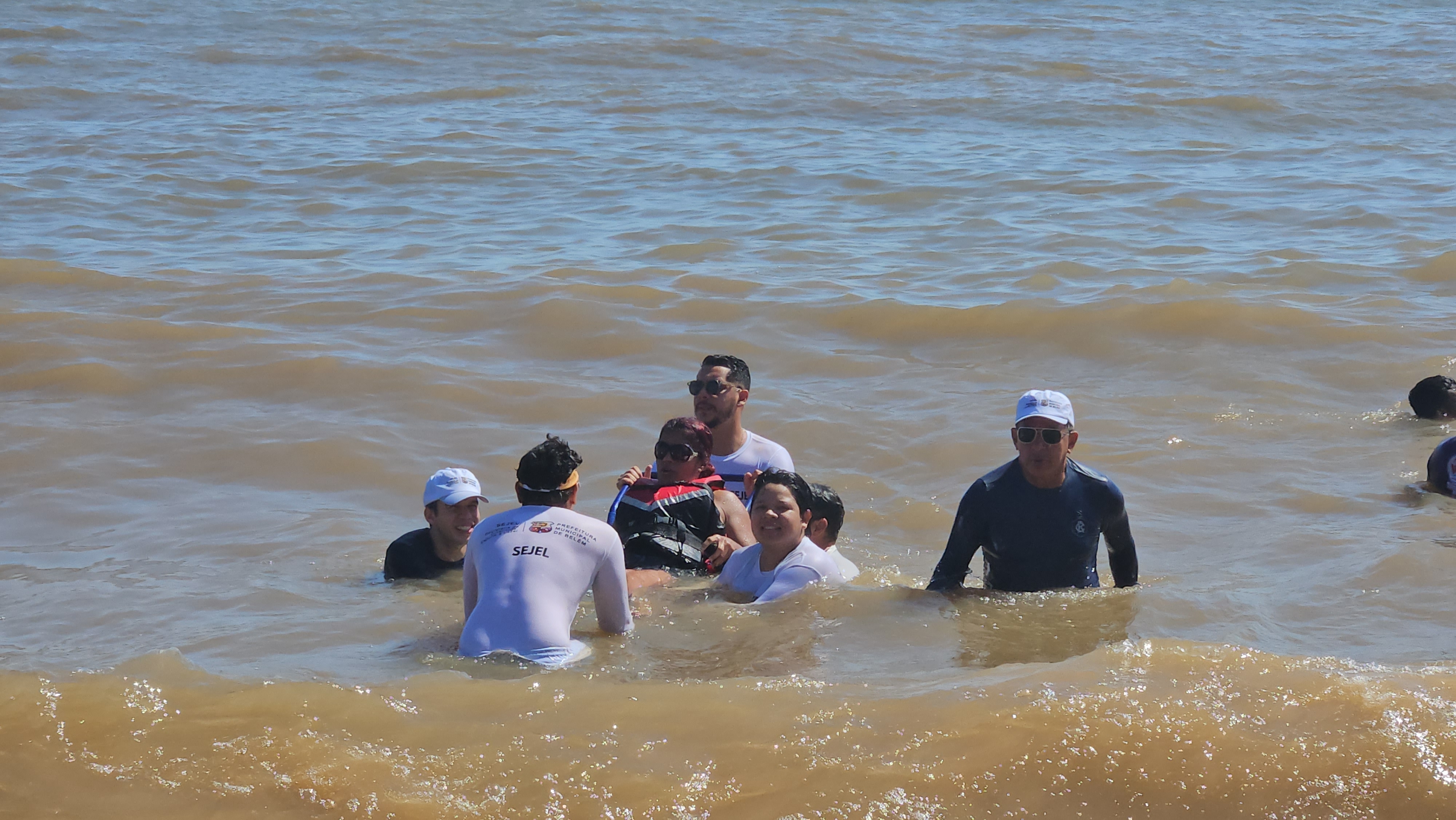 Banho Acessível realizado pela Prefeitura de Belém promove alegria para pessoas com deficiência em Mosqueiro