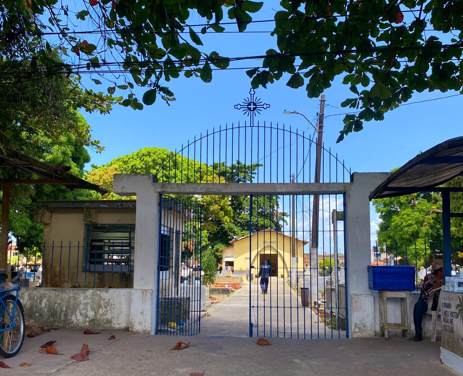 Cemitérios Santa Izabel e São Jorge estão em fase final de limpeza e organização para o Dia dos Pais