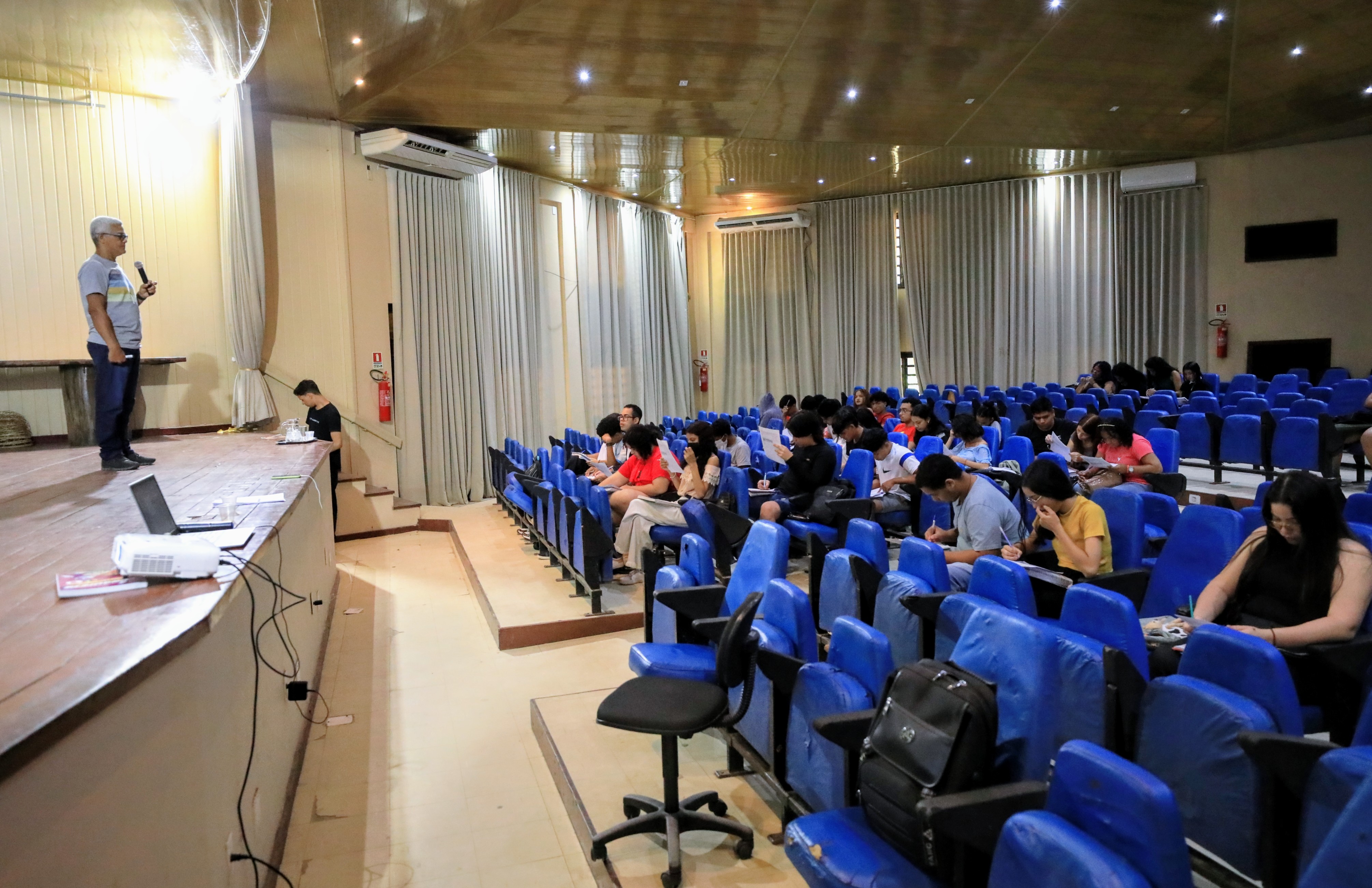 Alunos da Escola Bosque participam de cursinho preparatório para o Enem