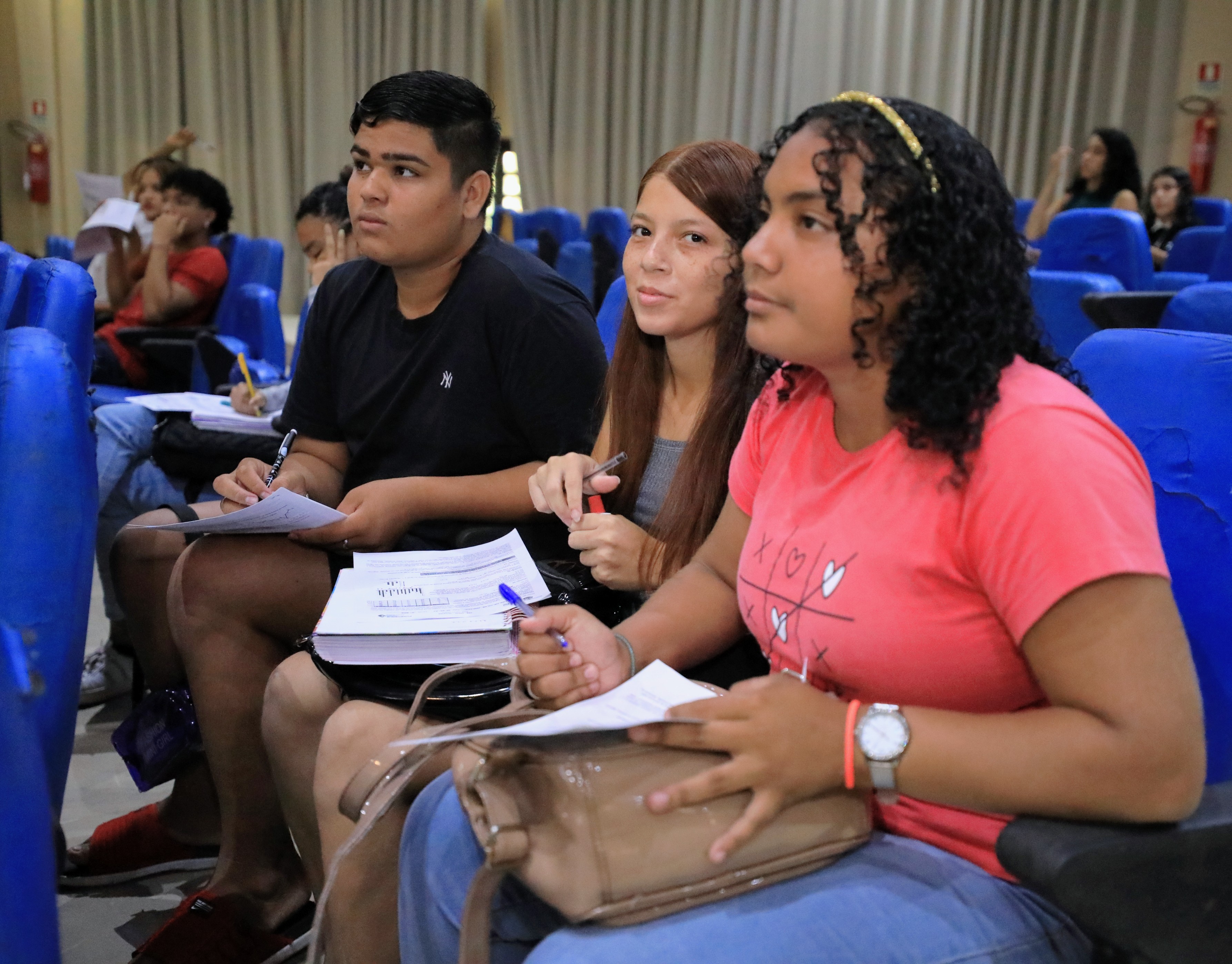Alunos da Escola Bosque participam de cursinho preparatório para o Enem
