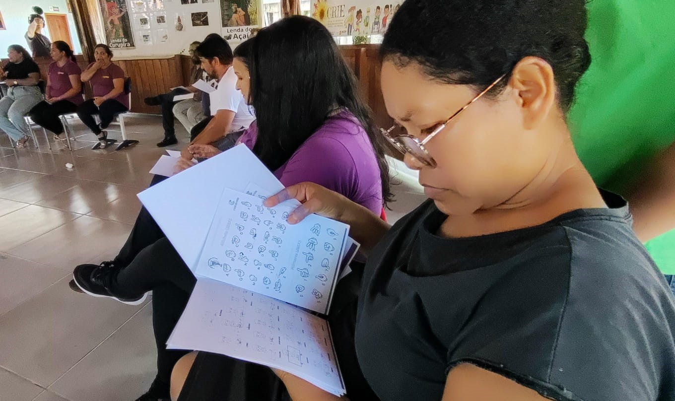Comunidade escolar recebe treinamento para ampliar a conscientização sobre a surdez