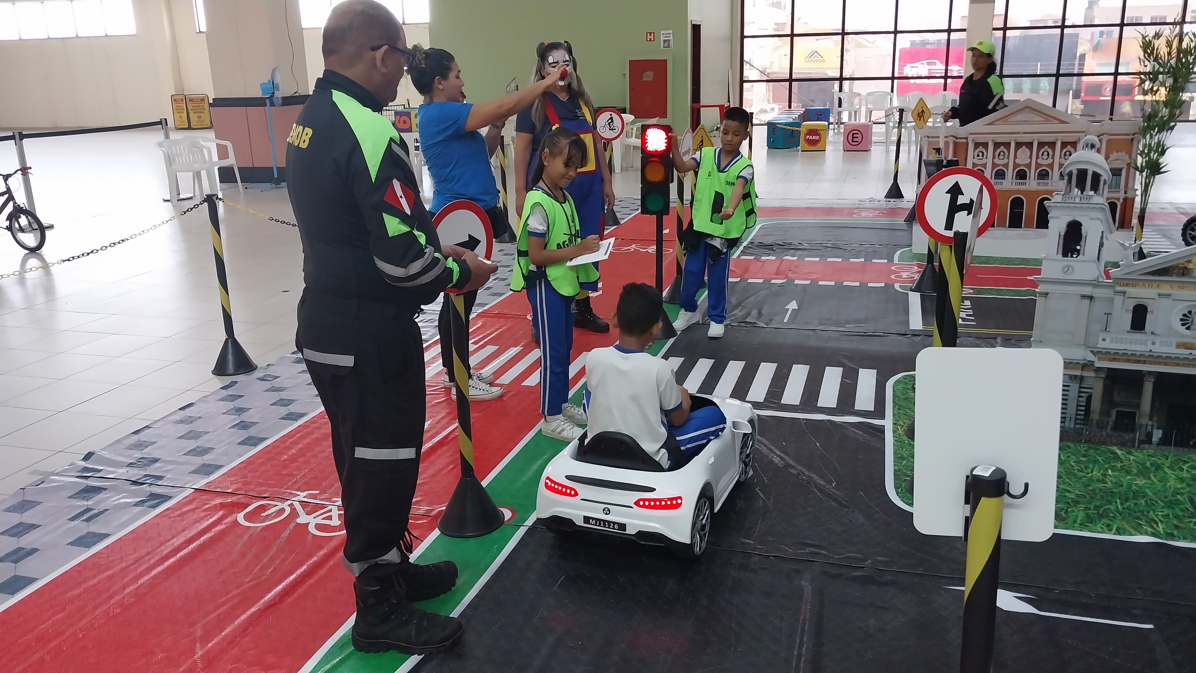 Alunos com deficiência auditiva participam das dinâmicas lúdicas na Minicidade do Trânsito