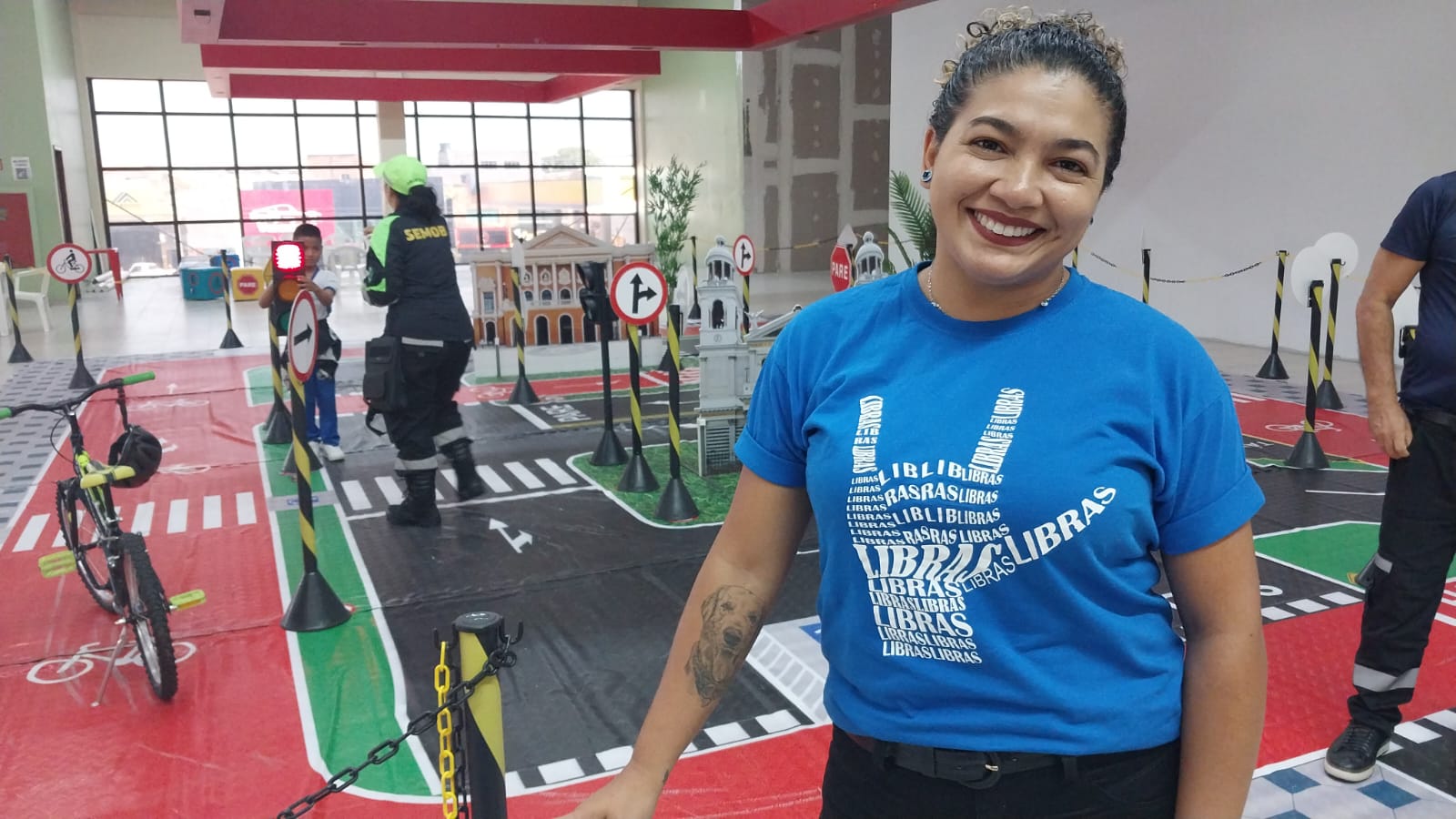 Alunos com deficiência auditiva participam das dinâmicas lúdicas na Minicidade do Trânsito