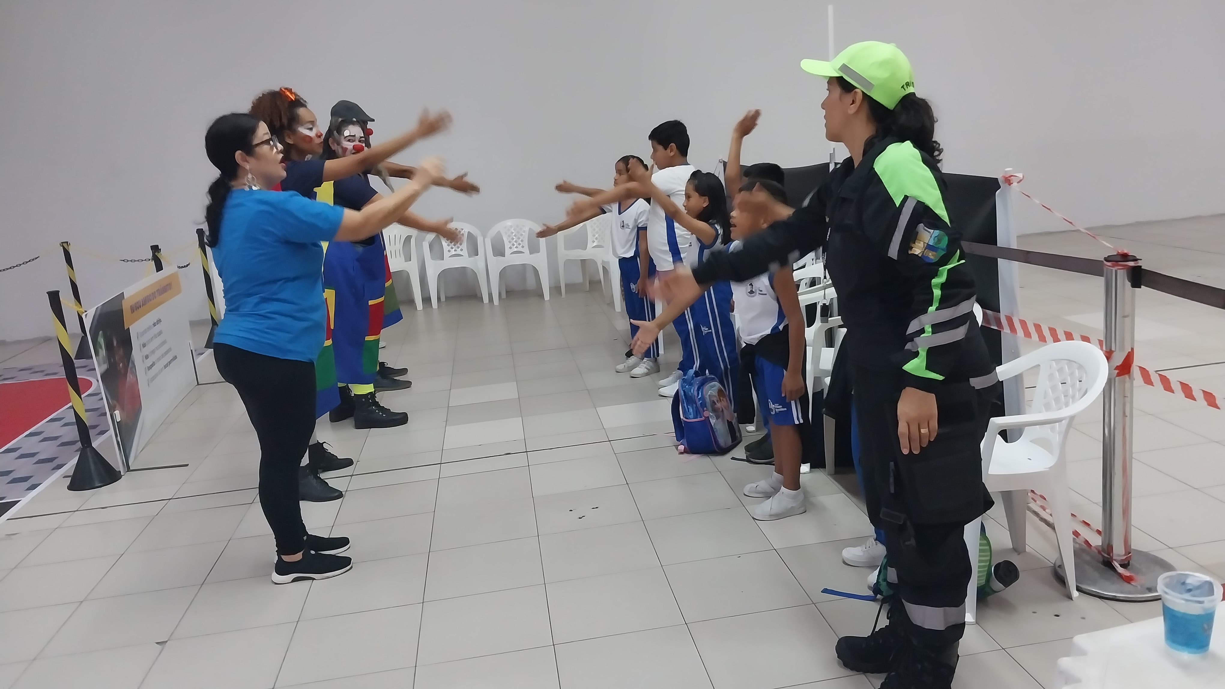 Alunos com deficiência auditiva participam das dinâmicas lúdicas na Minicidade do Trânsito