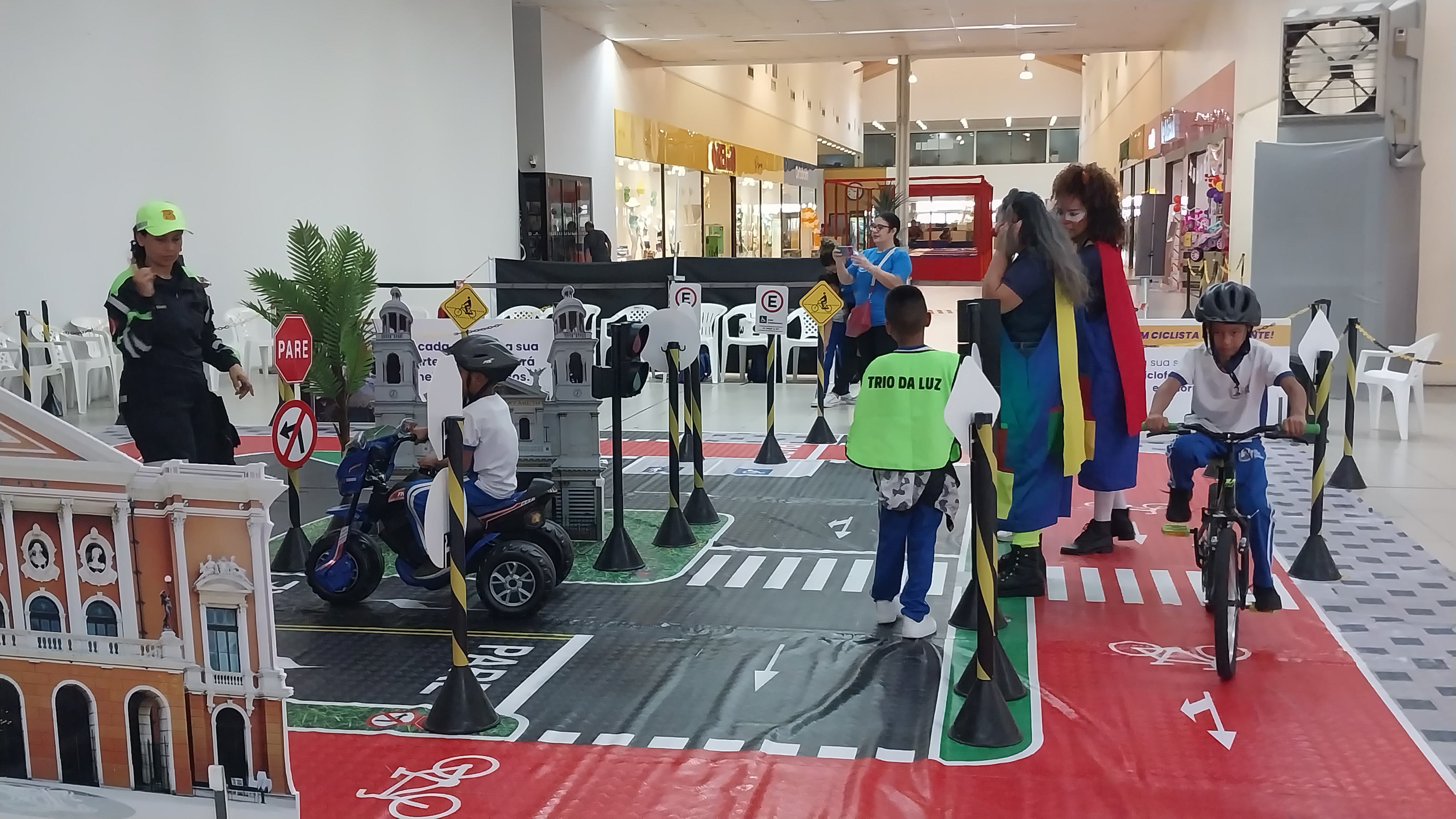 Alunos com deficiência auditiva participam das dinâmicas lúdicas na Minicidade do Trânsito