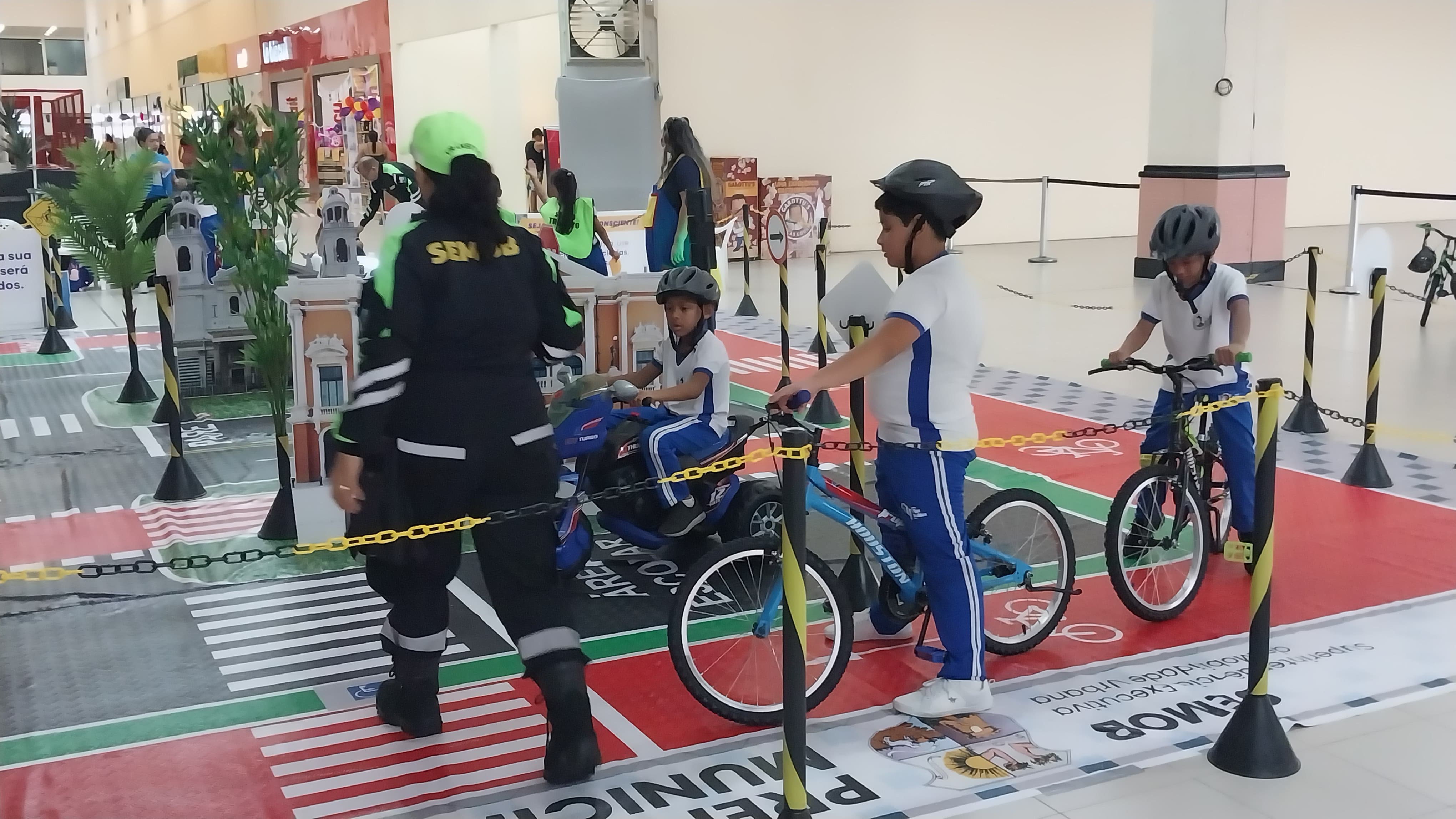 Alunos com deficiência auditiva participam das dinâmicas lúdicas na Minicidade do Trânsito