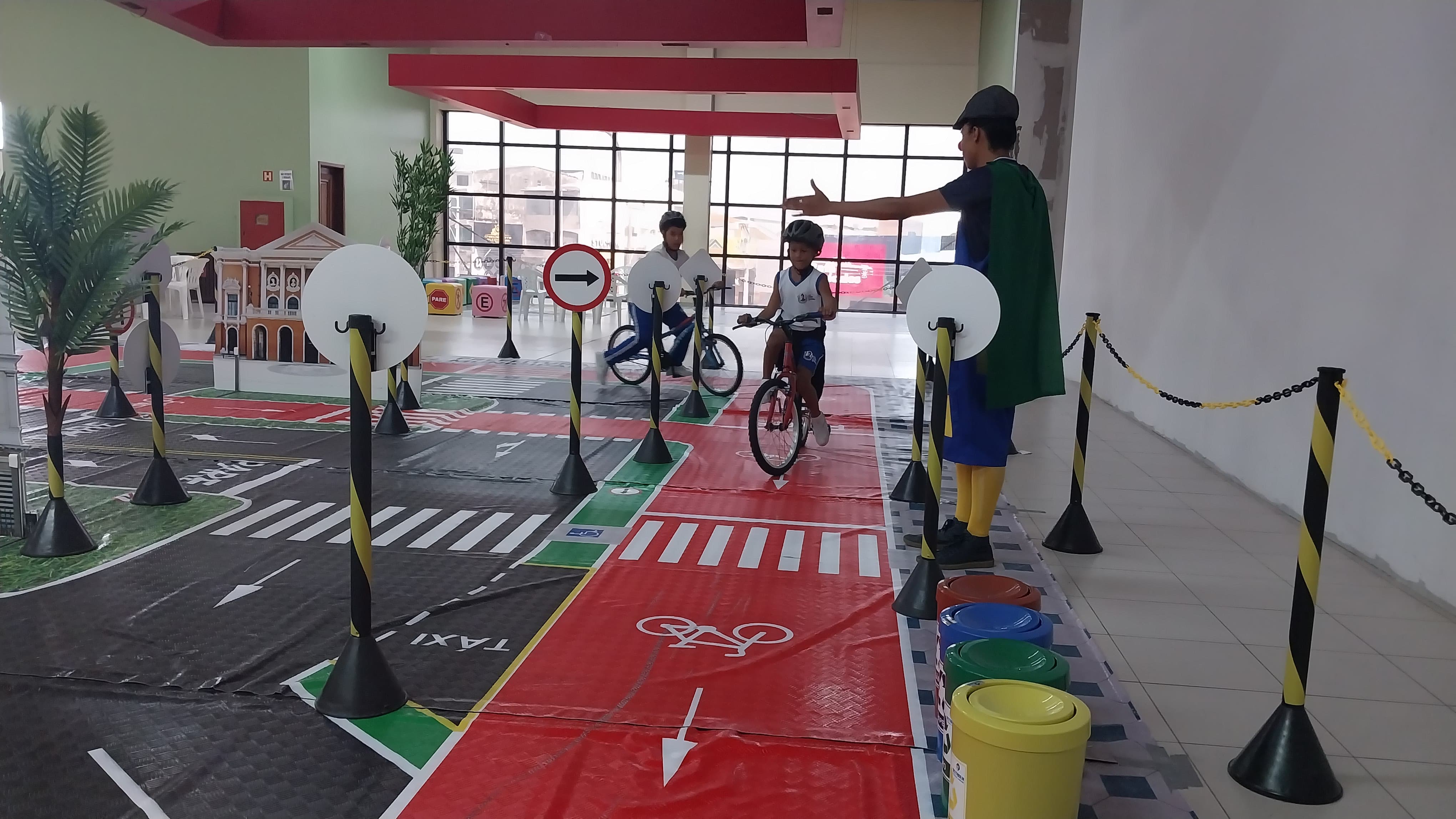 Alunos com deficiência auditiva participam das dinâmicas lúdicas na Minicidade do Trânsito