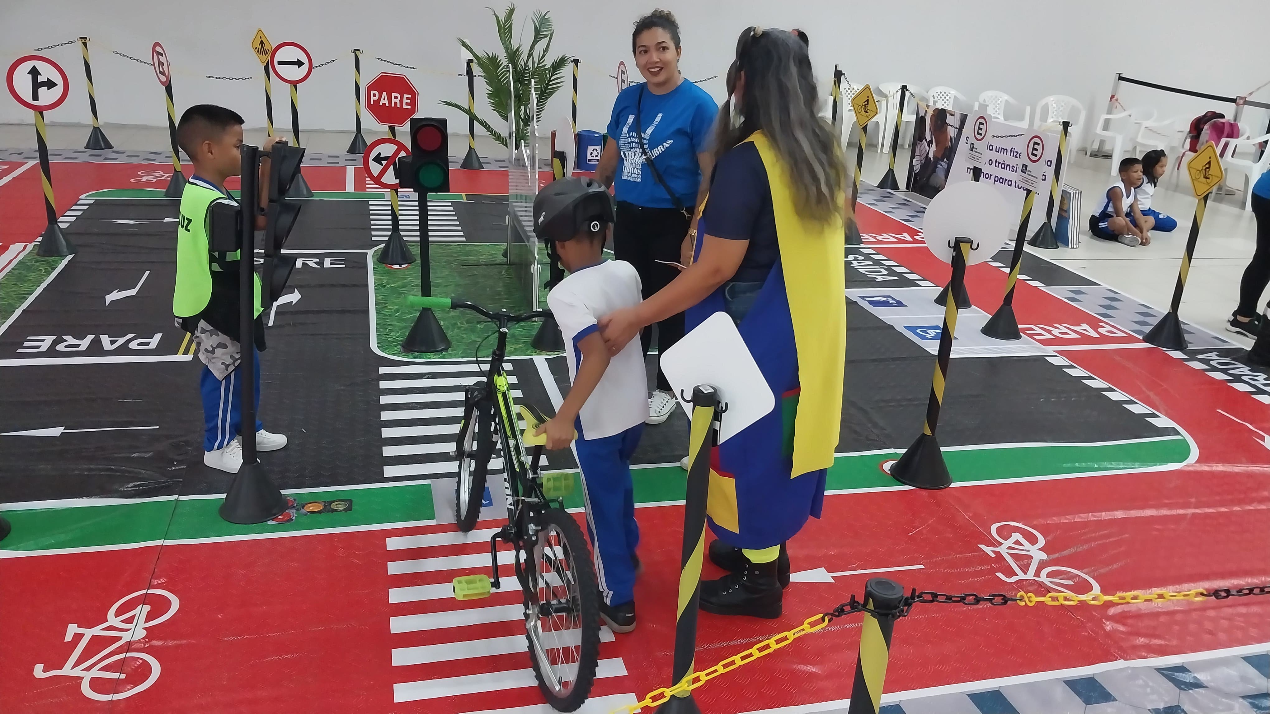 Alunos com deficiência auditiva participam das dinâmicas lúdicas na Minicidade do Trânsito