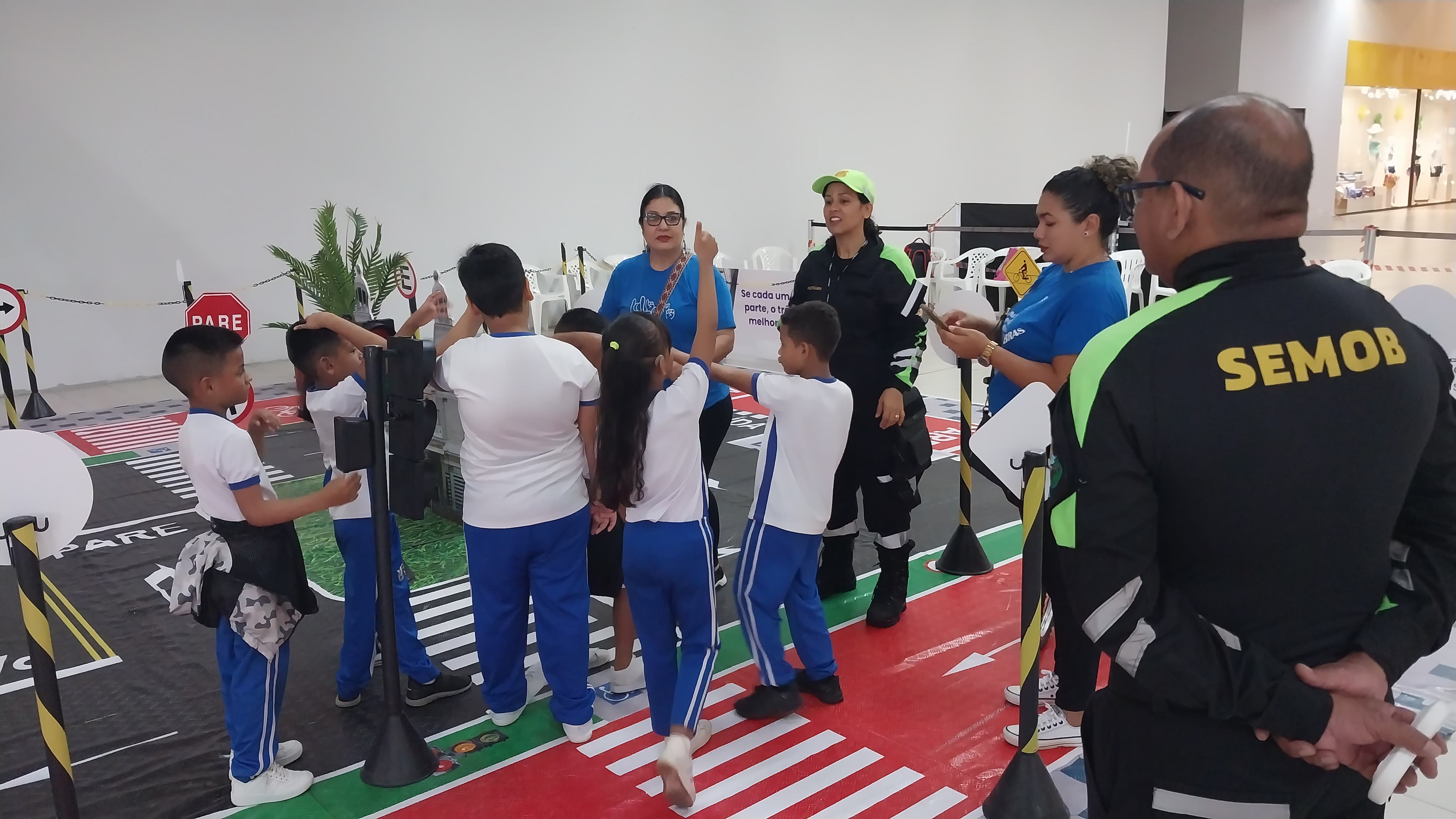 Alunos com deficiência auditiva participam das dinâmicas lúdicas na Minicidade do Trânsito