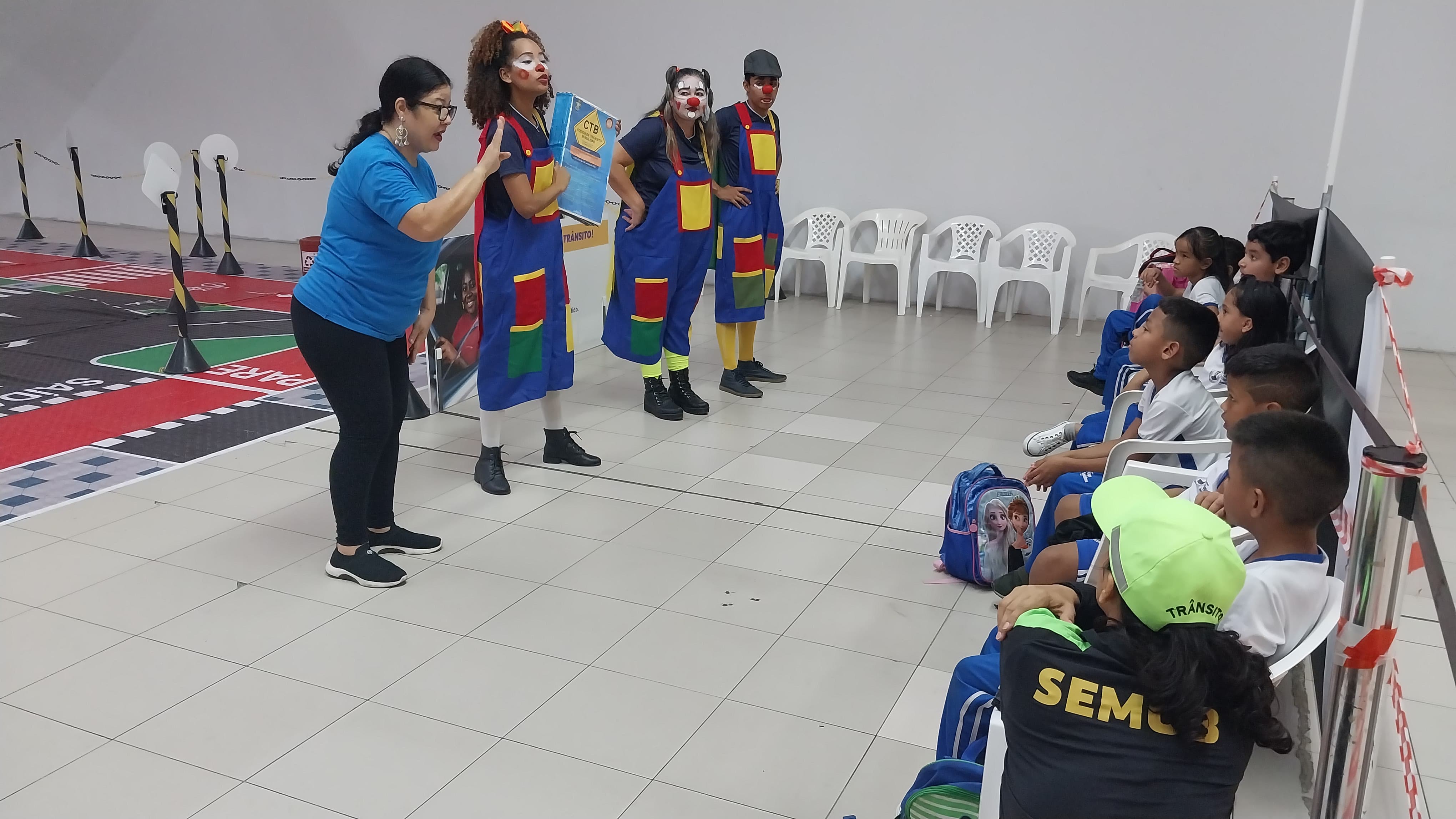 Alunos com deficiência auditiva participam das dinâmicas lúdicas na Minicidade do Trânsito