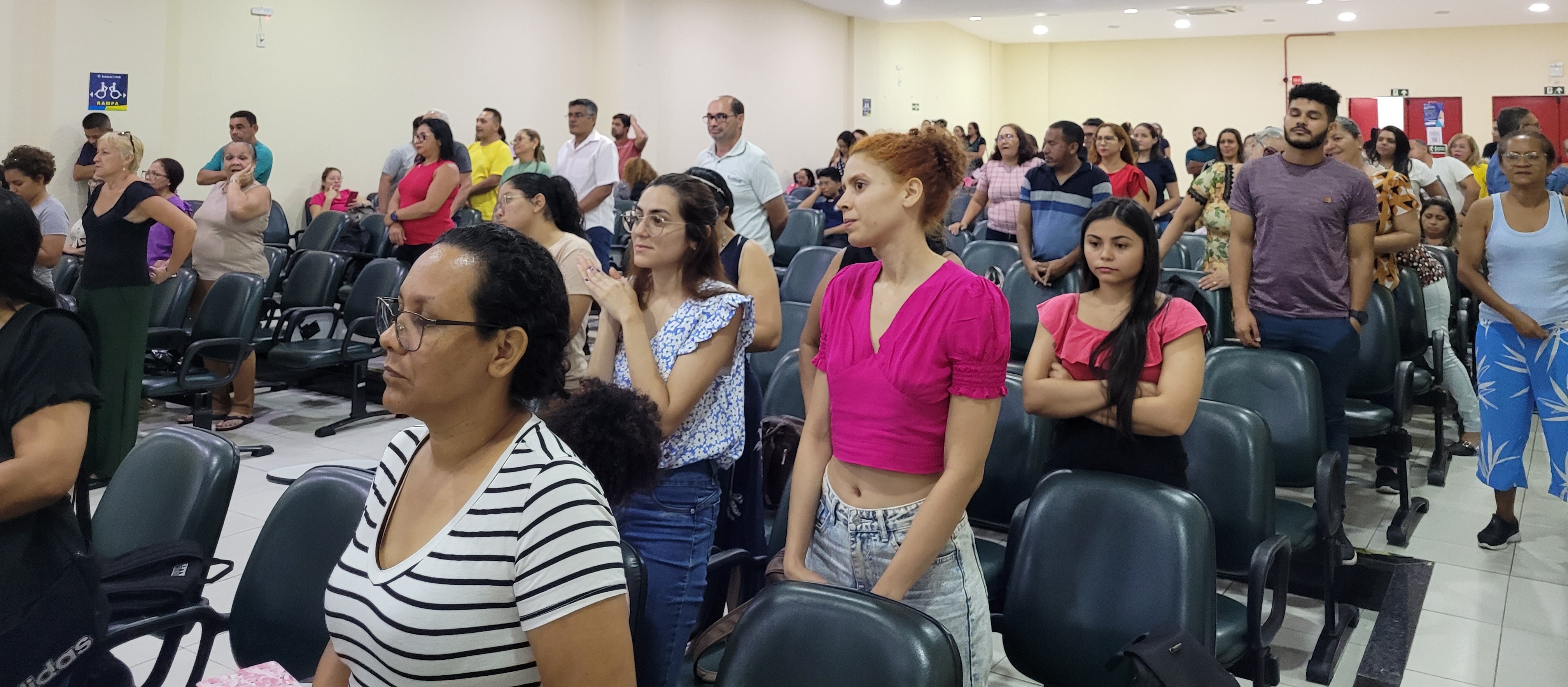Rede municipal de Educação promove formação para educadores acompanhantes de estudantes com deficiência