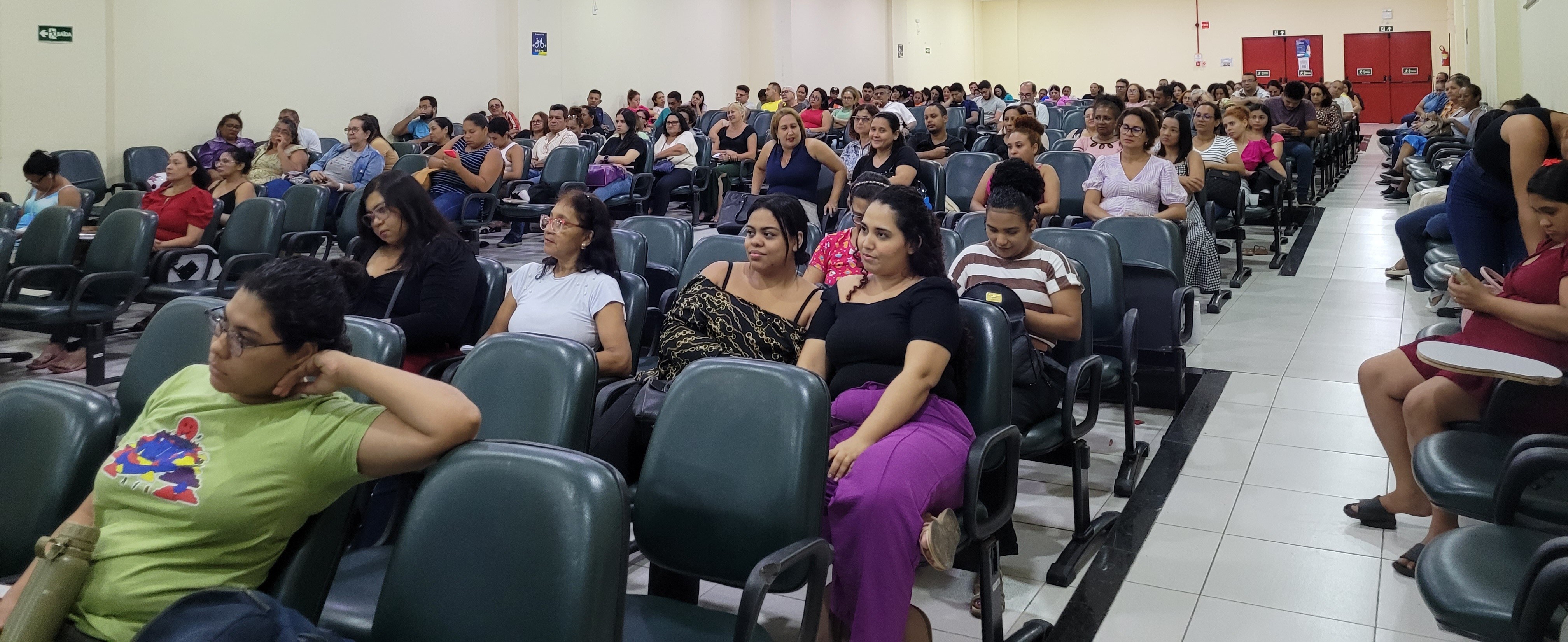 Rede municipal de Educação promove formação para educadores acompanhantes de estudantes com deficiência