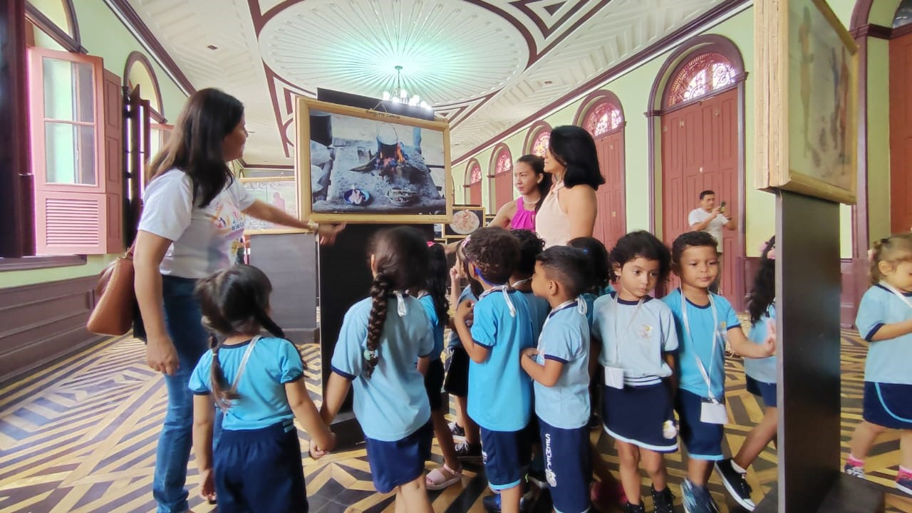 Estudantes da educação infantil visitam a exposição "Comida Cabocla", no Palacete Pinho