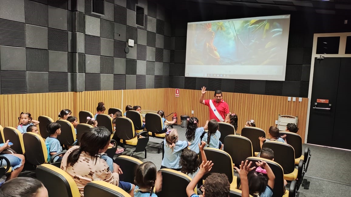 Estudantes da educação infantil visitam a exposição "Comida Cabocla", no Palacete Pinho