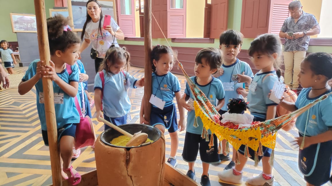 Estudantes da educação infantil visitam a exposição "Comida Cabocla", no Palacete Pinho