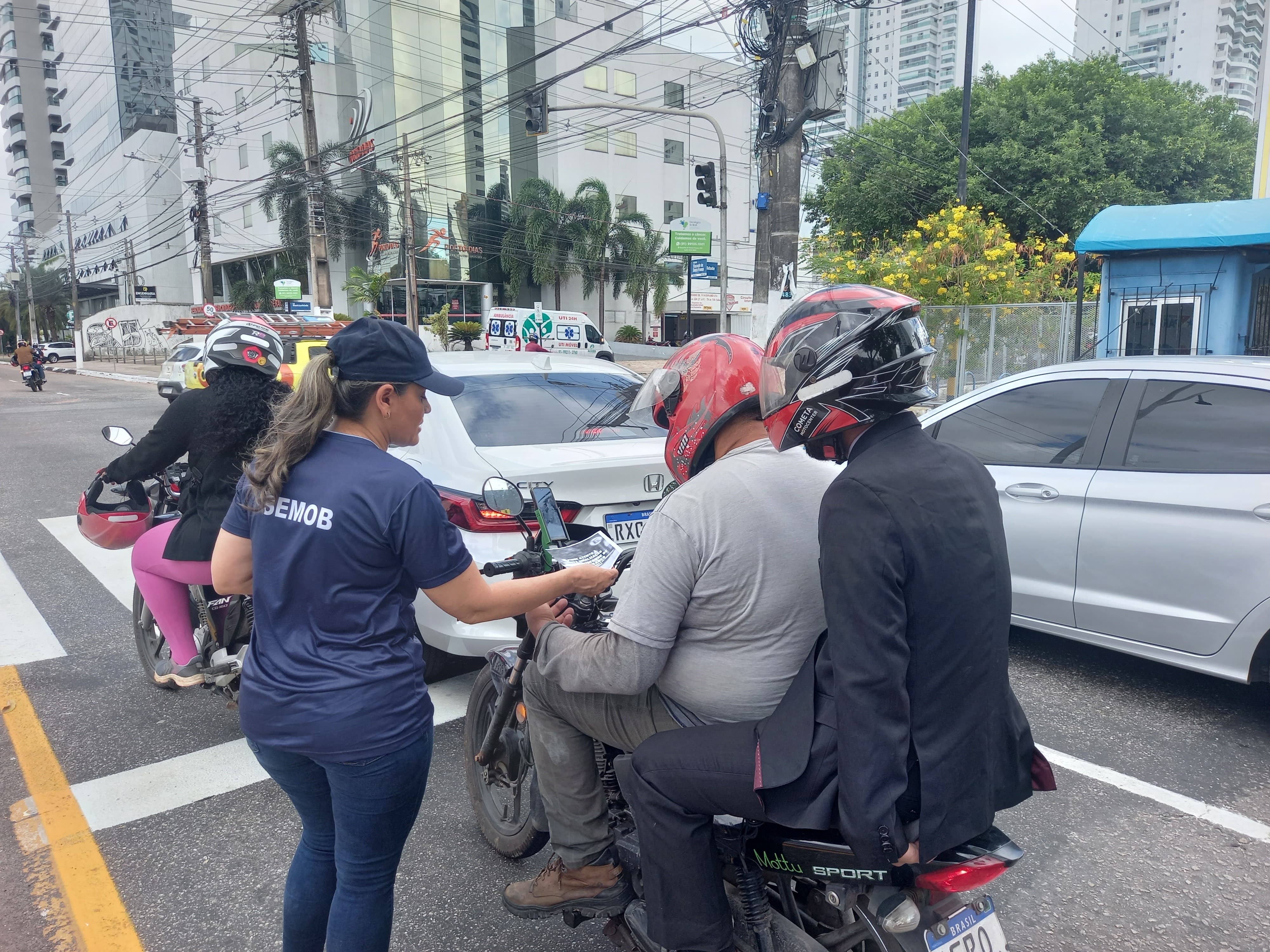Ação educativa orienta sobre nova sinalização na avenida Visconde de Souza Franco nesta sexta-feira, 4