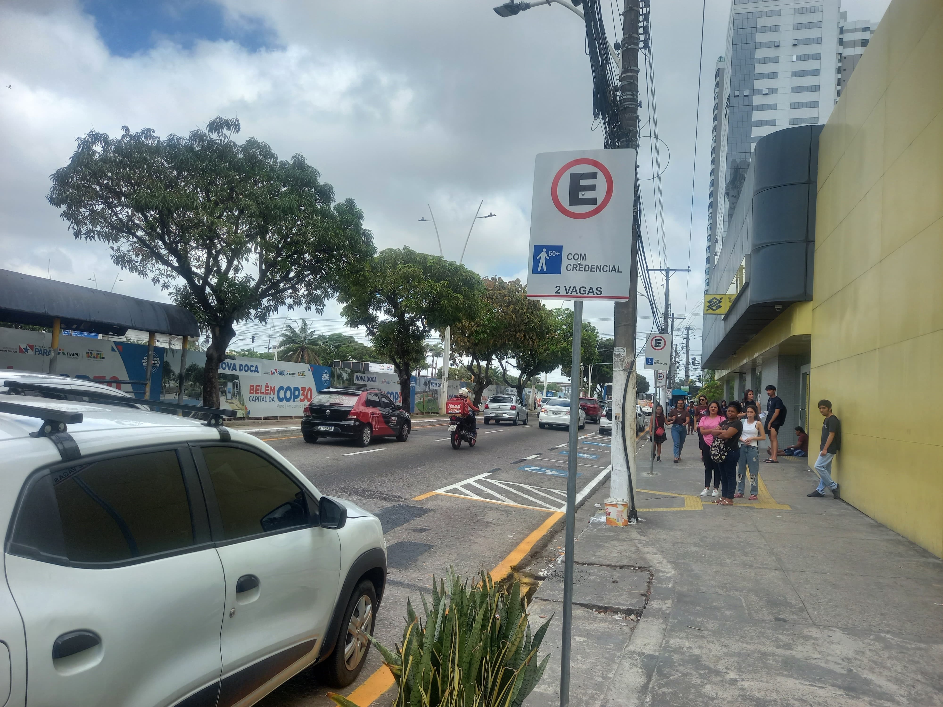 Ação educativa orienta sobre nova sinalização na avenida Visconde de Souza Franco nesta sexta-feira, 4