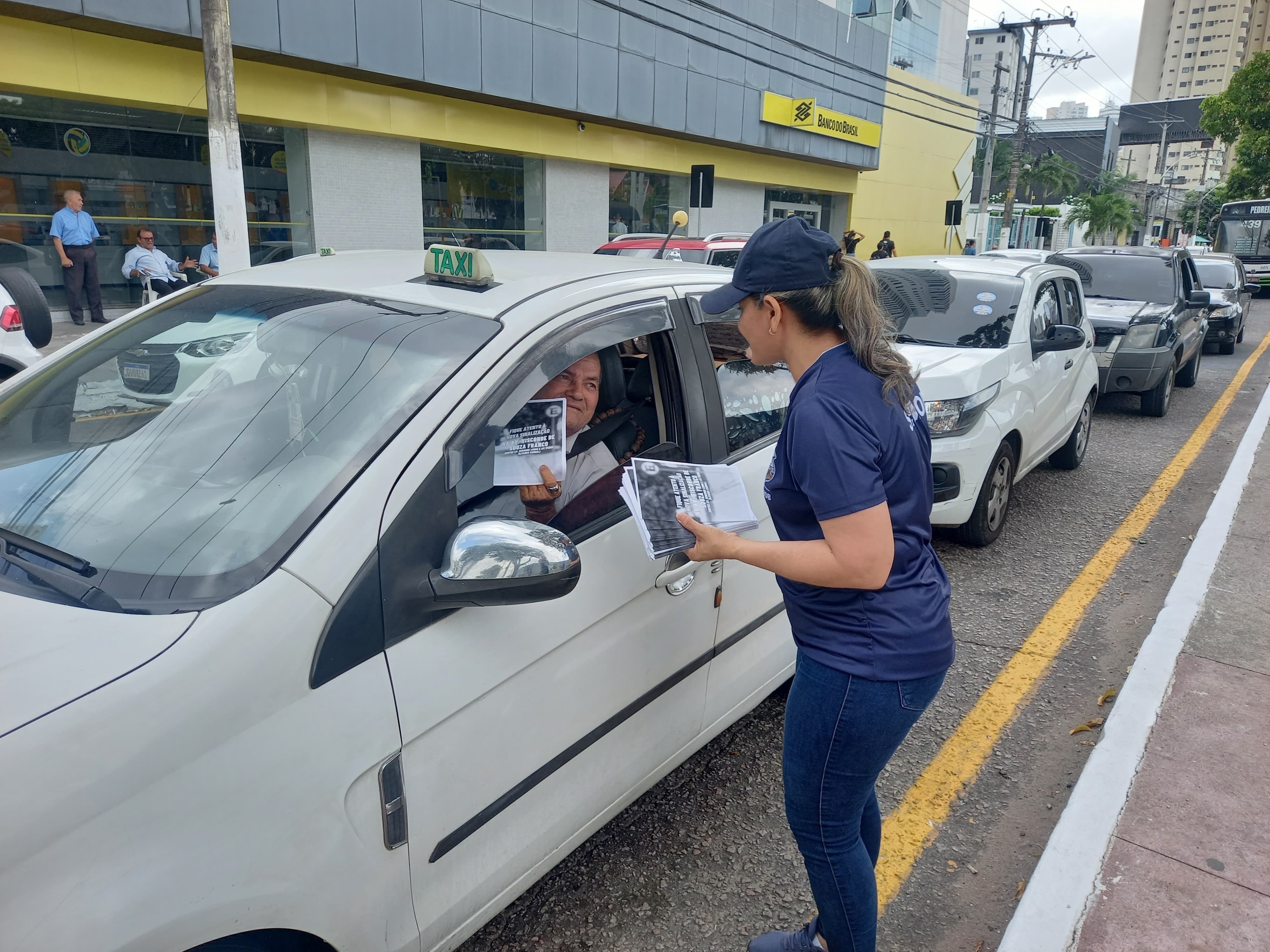 Ação educativa orienta sobre nova sinalização na avenida Visconde de Souza Franco nesta sexta-feira, 4