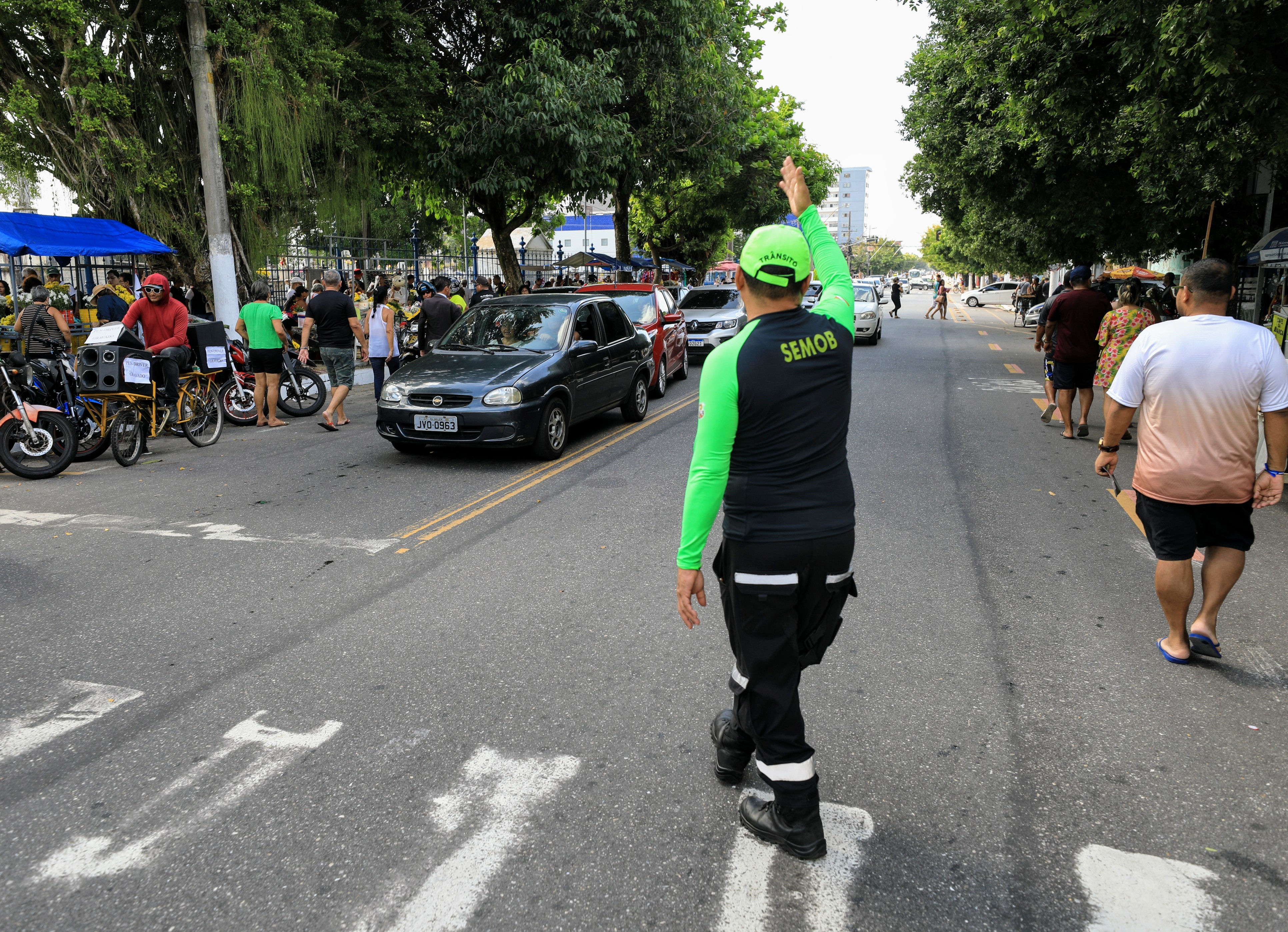 Movimento intenso nos cemitérios públicos marca o Dia de Finados em Belém