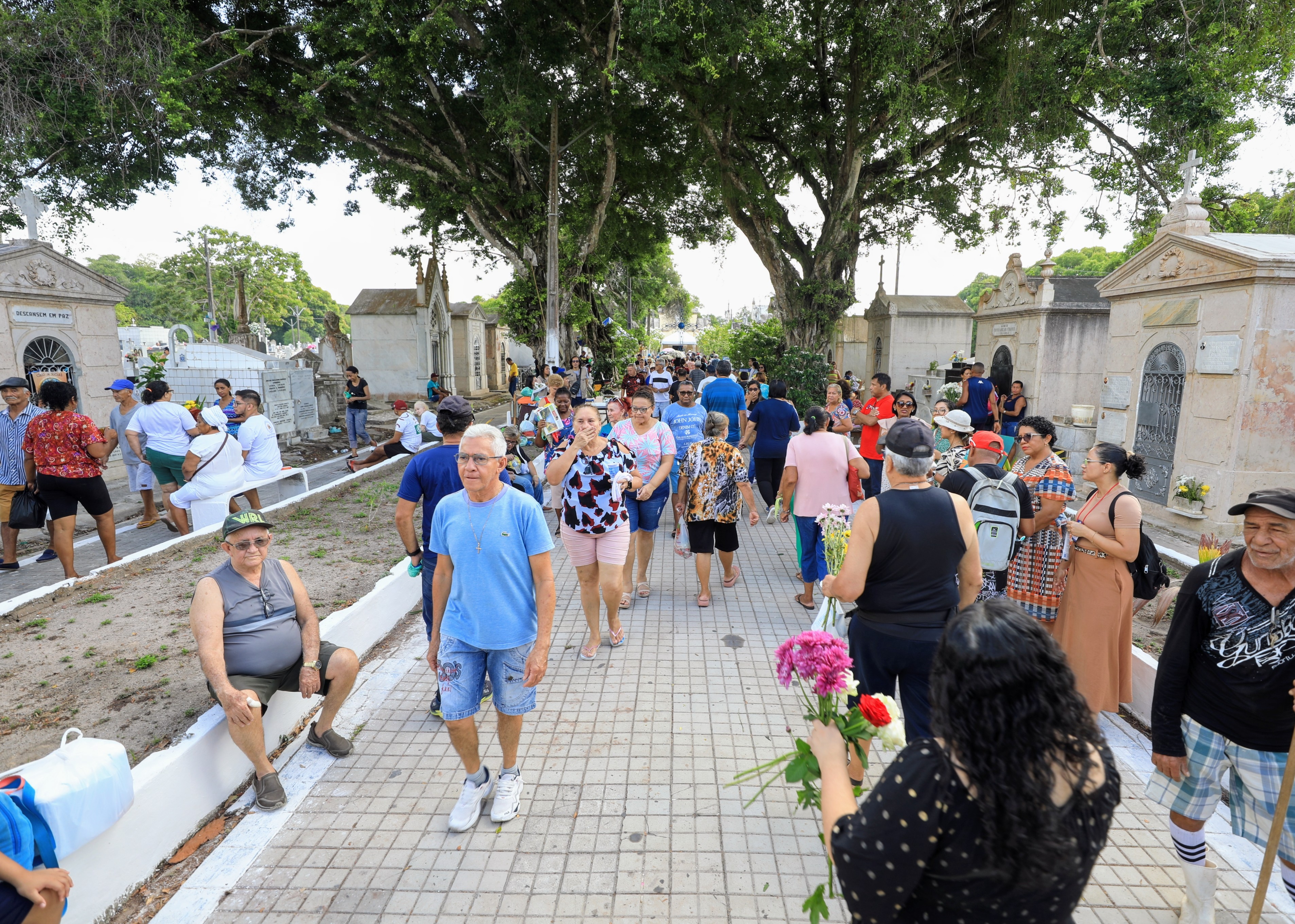 Movimento intenso nos cemitérios públicos marca o Dia de Finados em Belém