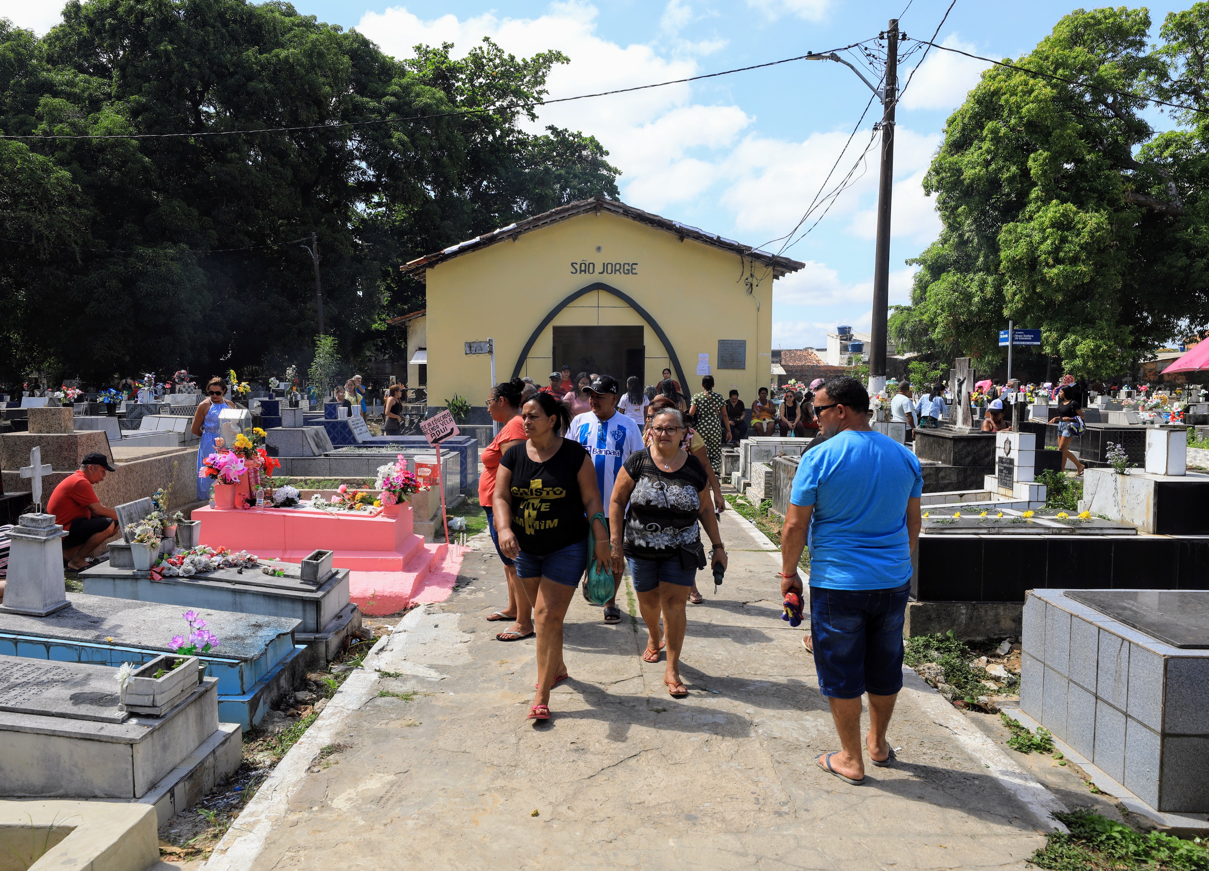 Movimento intenso nos cemitérios públicos marca o Dia de Finados em Belém