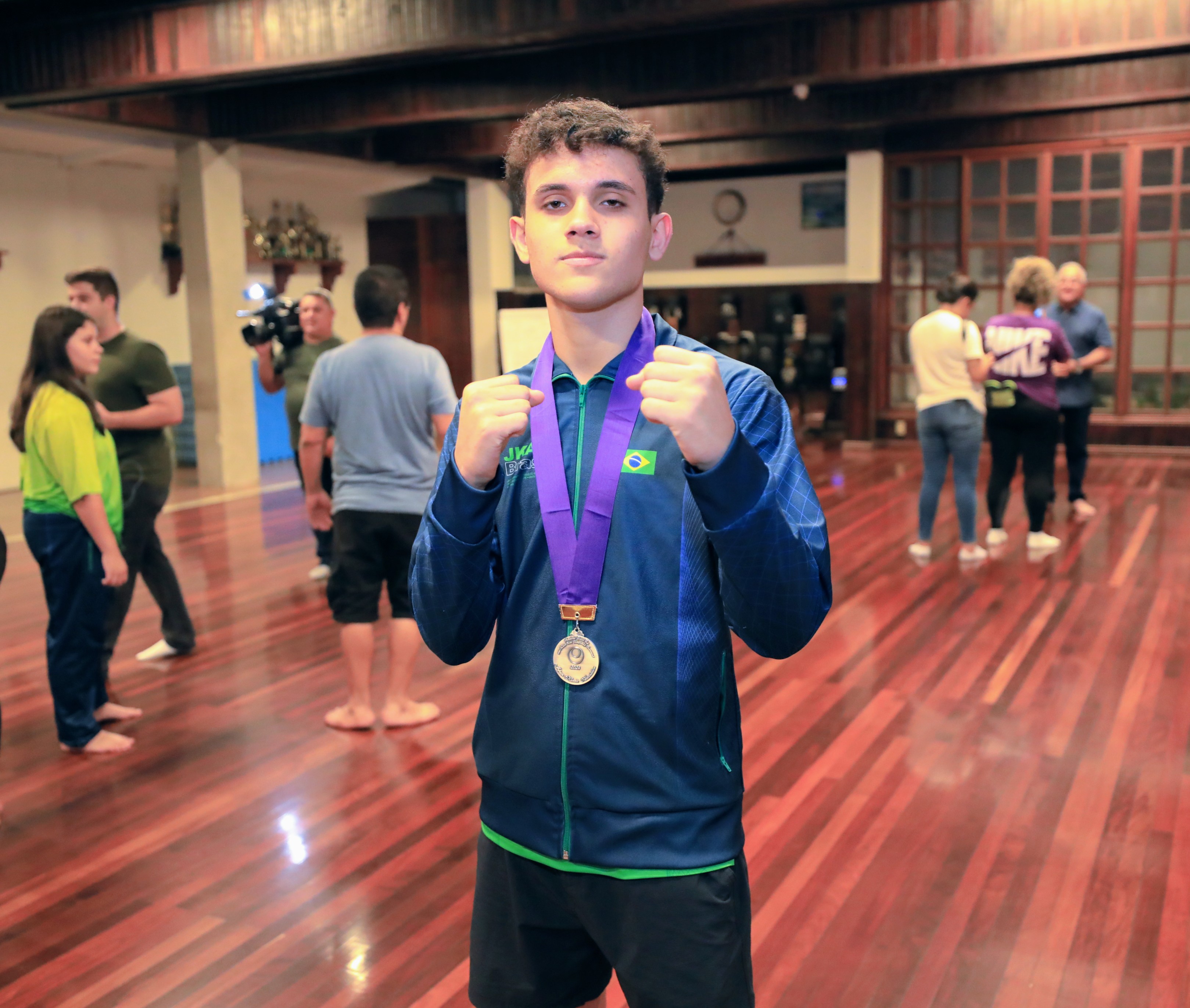 Atletas campeões do Mundial de Karatê no Japão são recebidos com festa em Belém