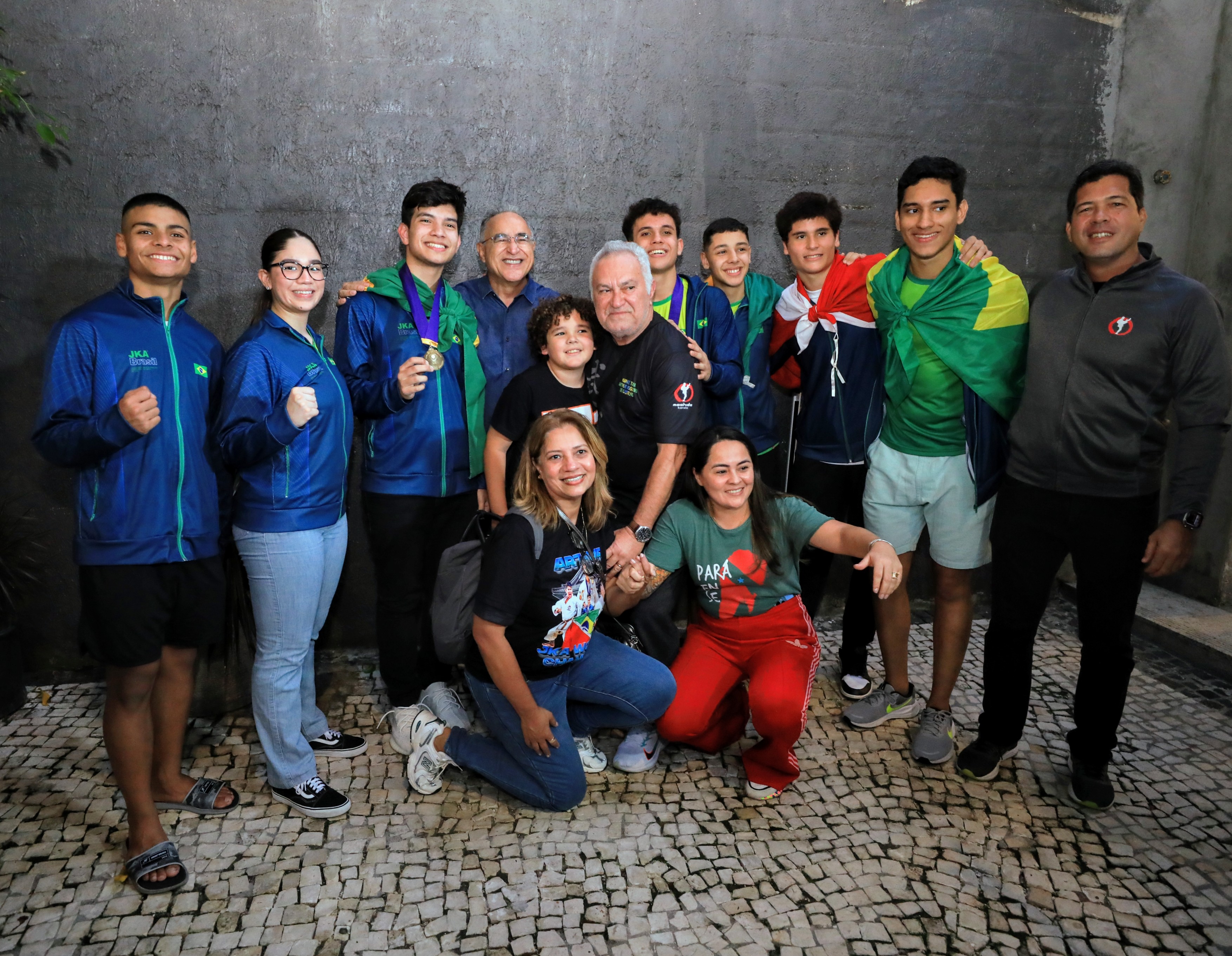 Atletas campeões do Mundial de Karatê no Japão são recebidos com festa em Belém