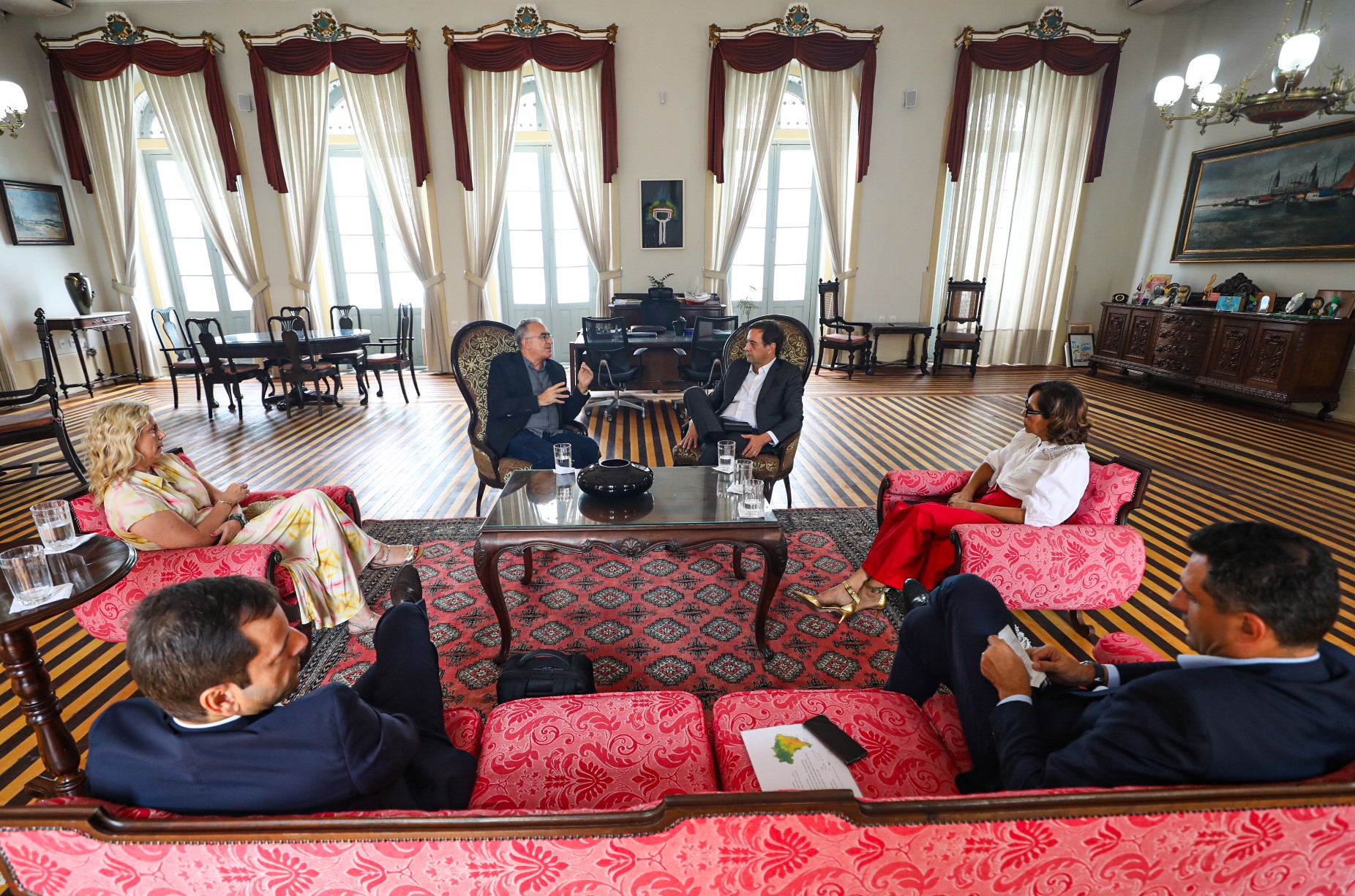 Comitiva de empresa aérea de Portugal visita o prefeito de Belém