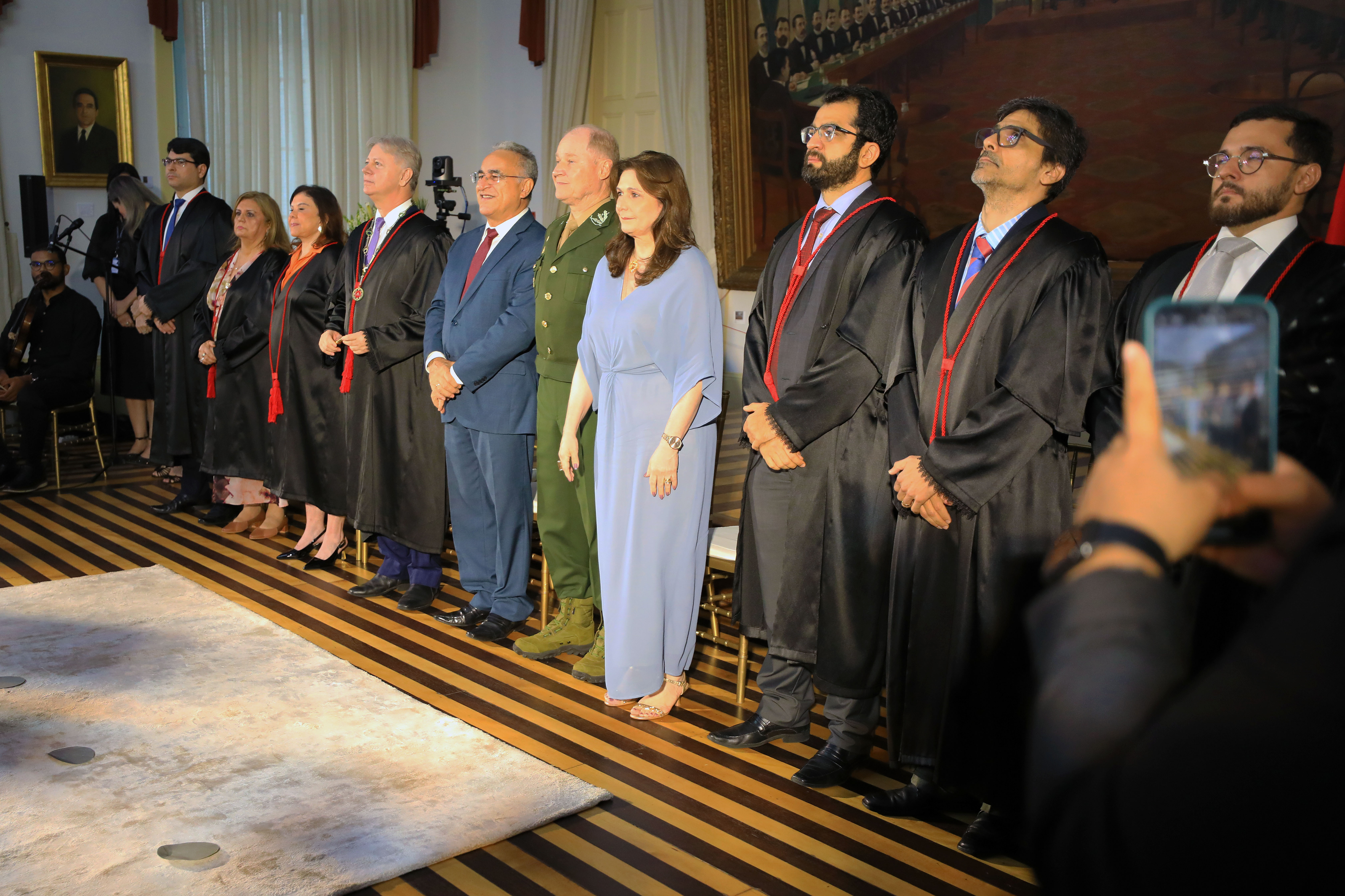 TRE homenageia gestão do prefeito Edmilson Rodrigues com medalha do mérito eleitoral
