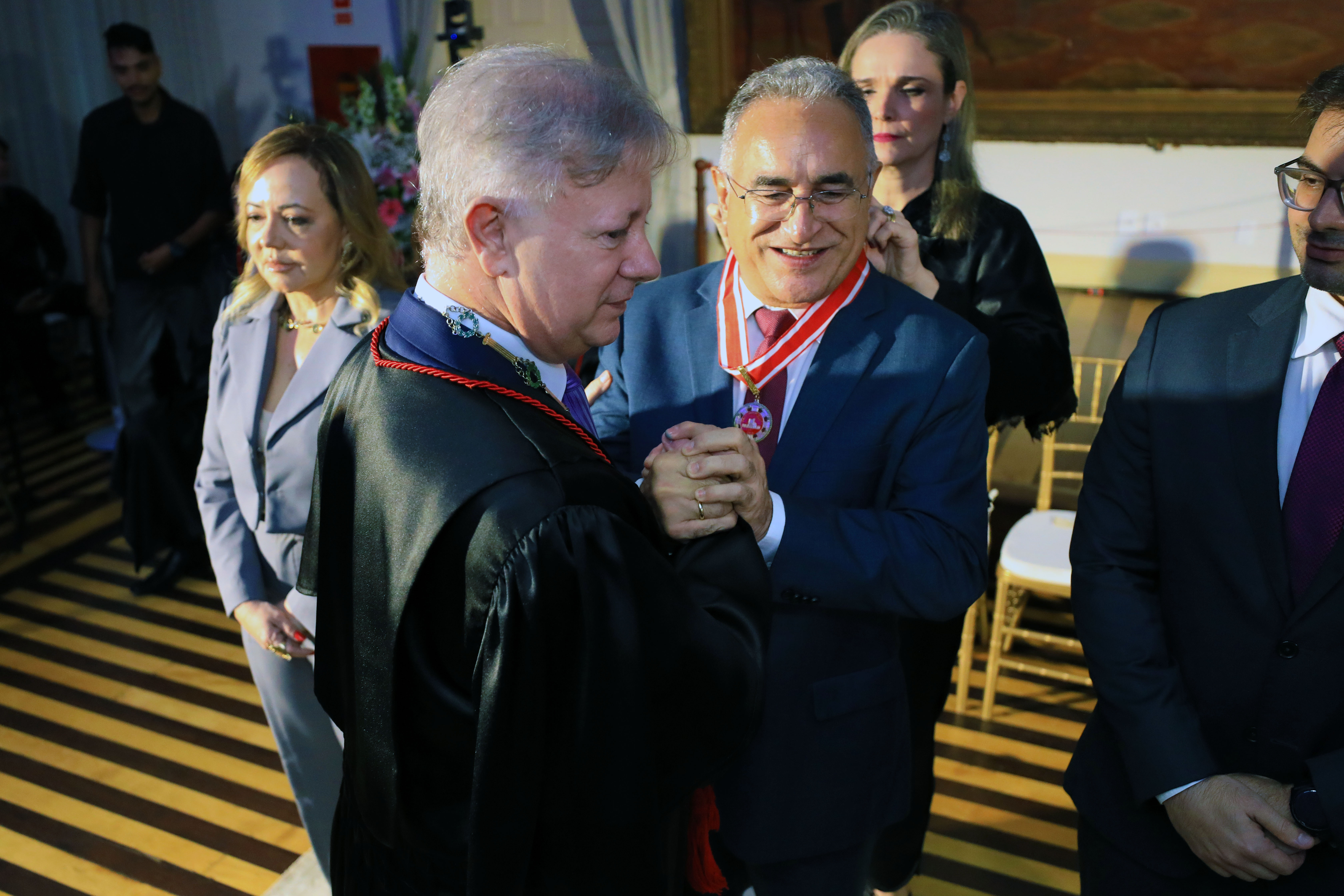TRE homenageia gestão do prefeito Edmilson Rodrigues com medalha do mérito eleitoral
