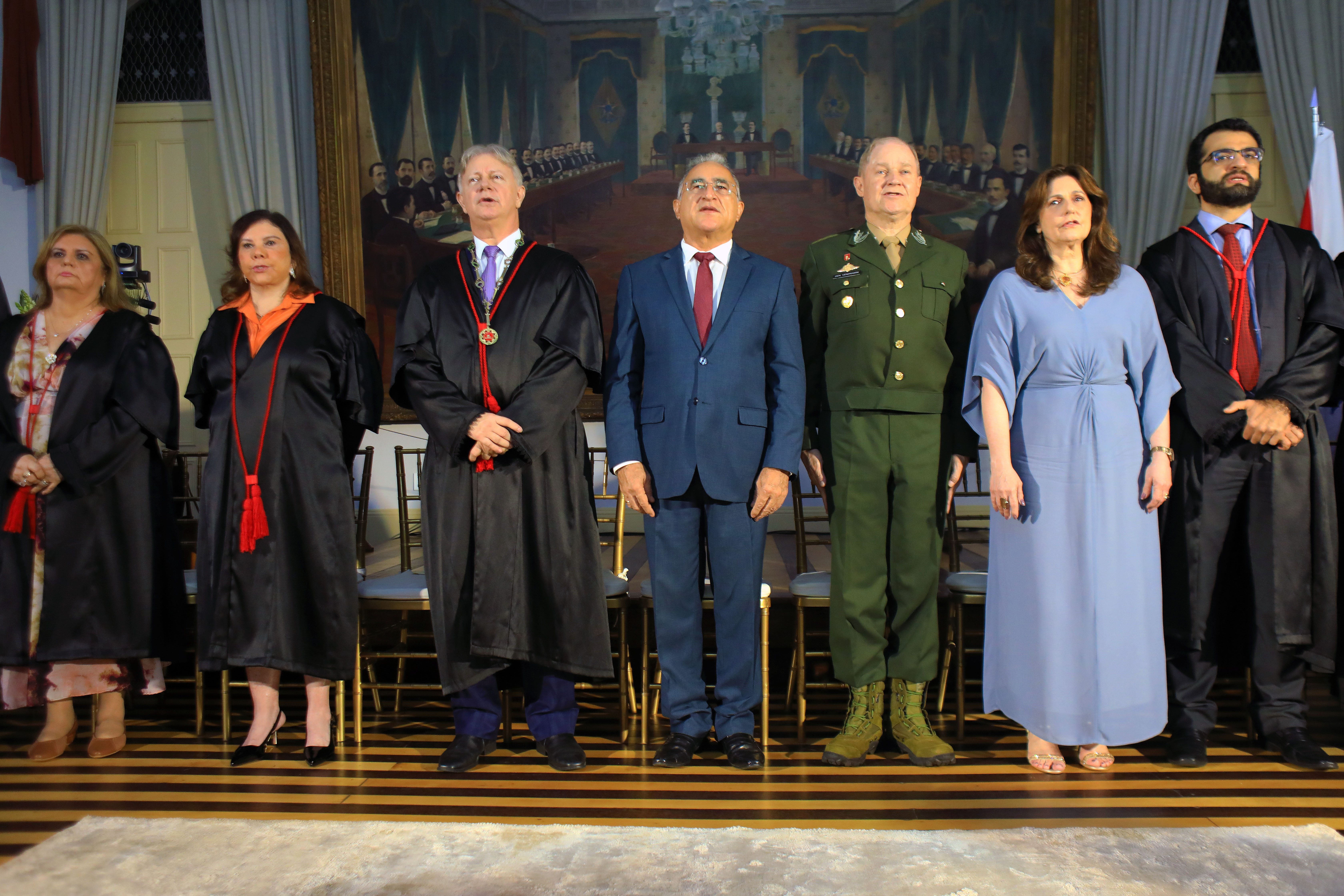 TRE homenageia gestão do prefeito Edmilson Rodrigues com medalha do mérito eleitoral